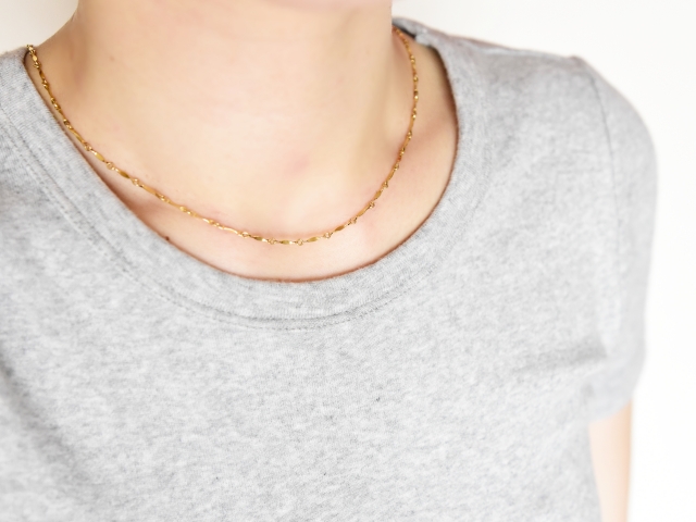 大姑結婚婆婆要求送禮，她拿出金項鍊被酸「細到笑死人」。（示意圖，photoAC）