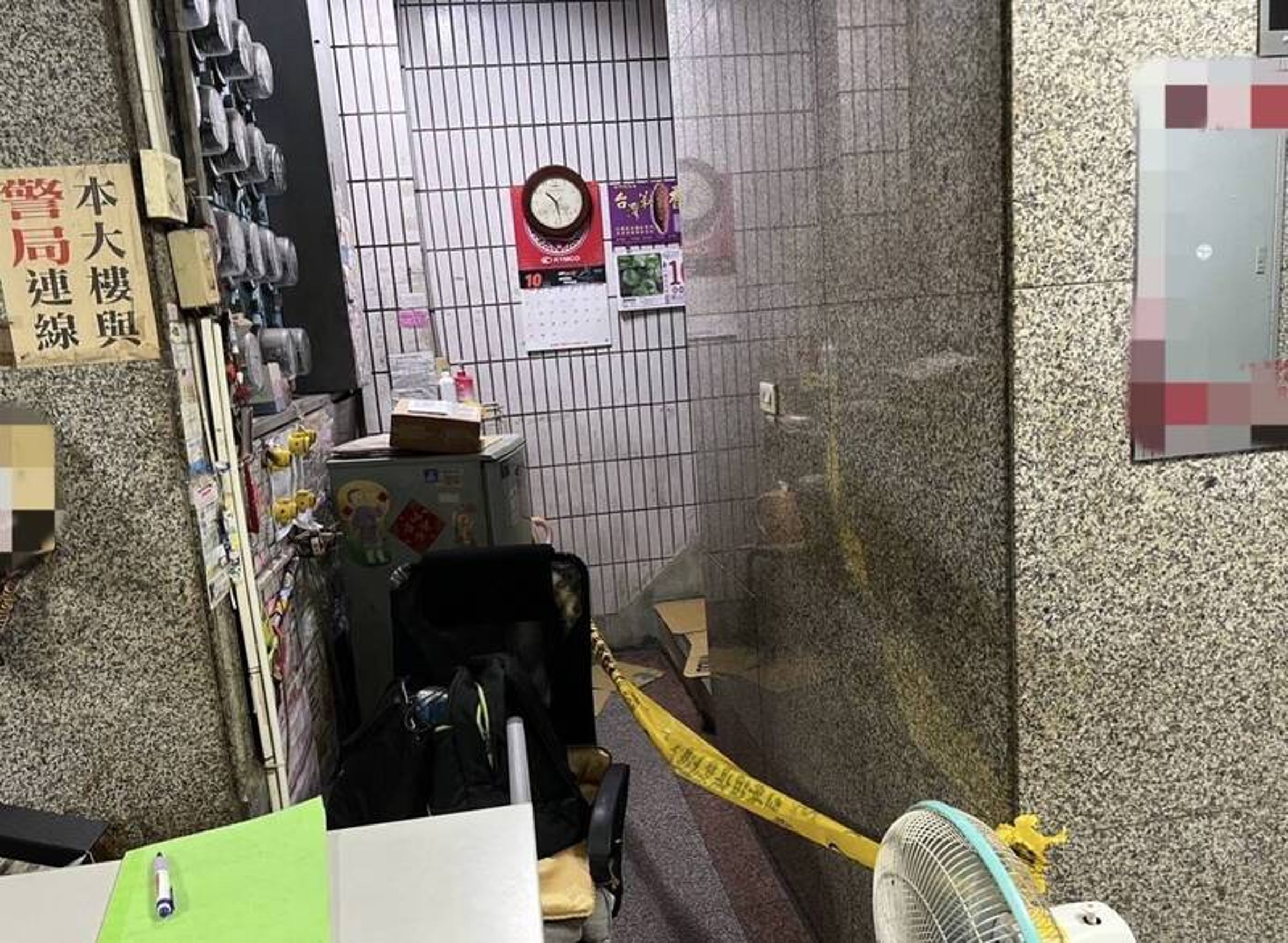 三重警分局趕抵現場，壓制殺人的楊男後，封鎖現場蒐證。（警方提供）