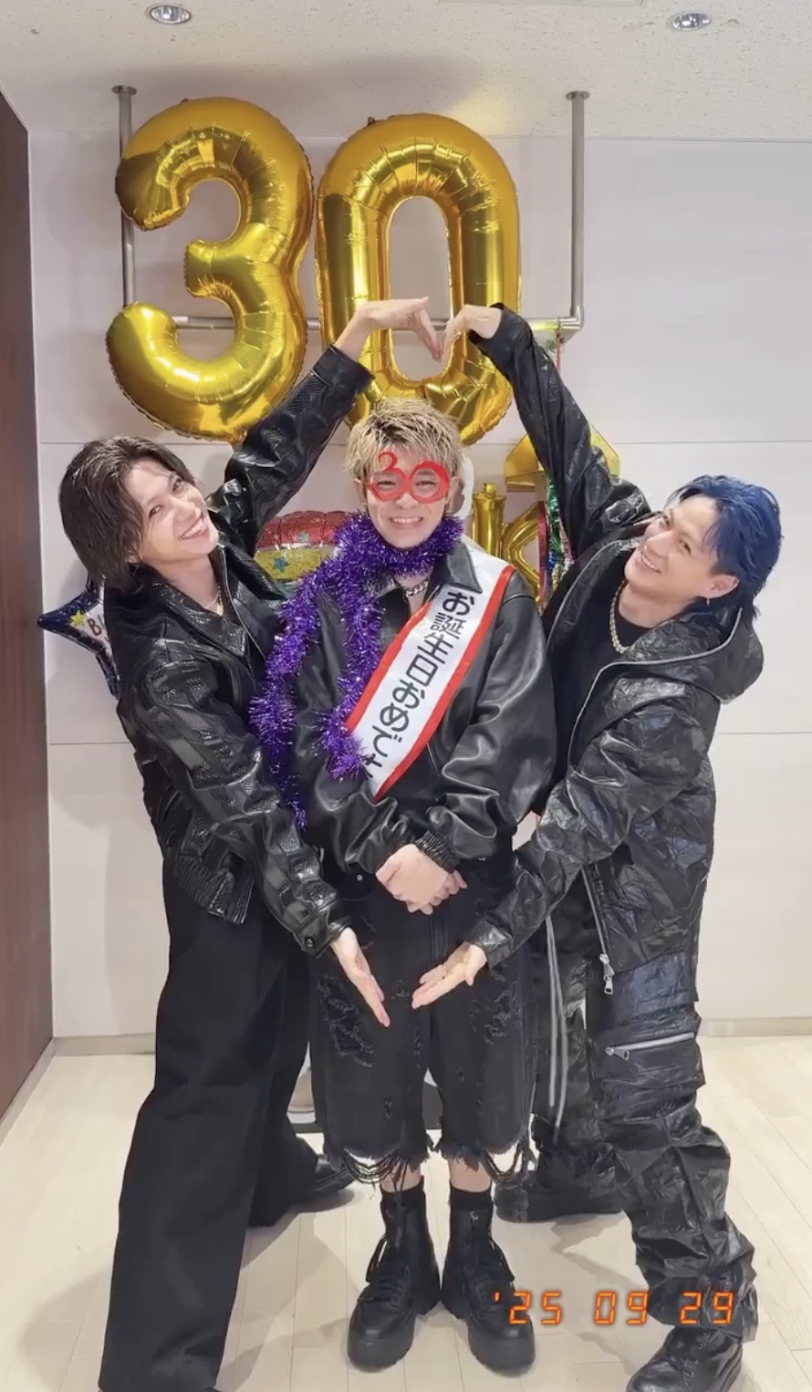 Number_i成員岸優太慶祝30歲生日，平野紫耀與神宮寺勇太開心比愛心。（網路圖片）