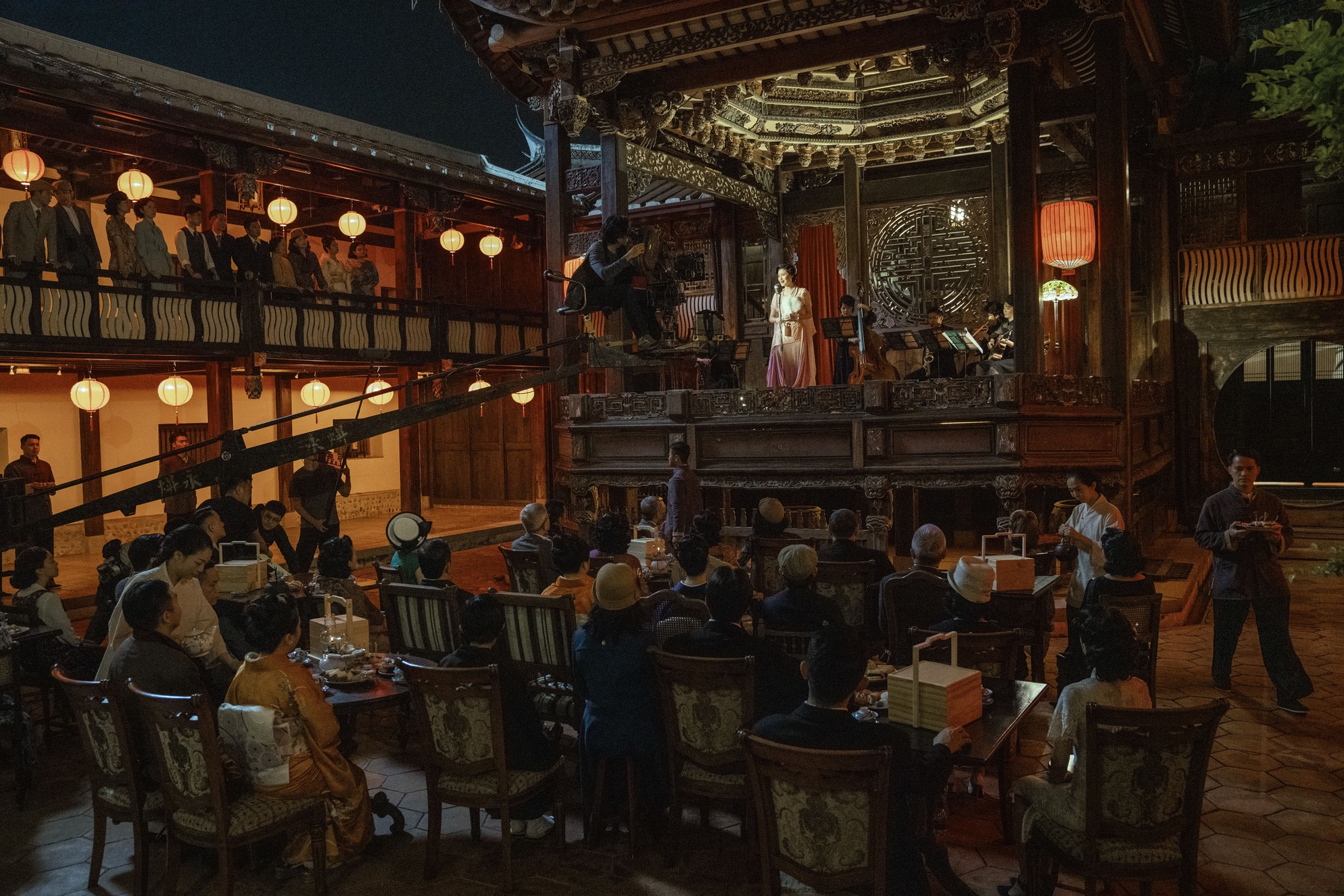 劇組在霧峰林家花園宮保第園區，拍攝舊日宴客的表演場面。（甲上娛樂提供）