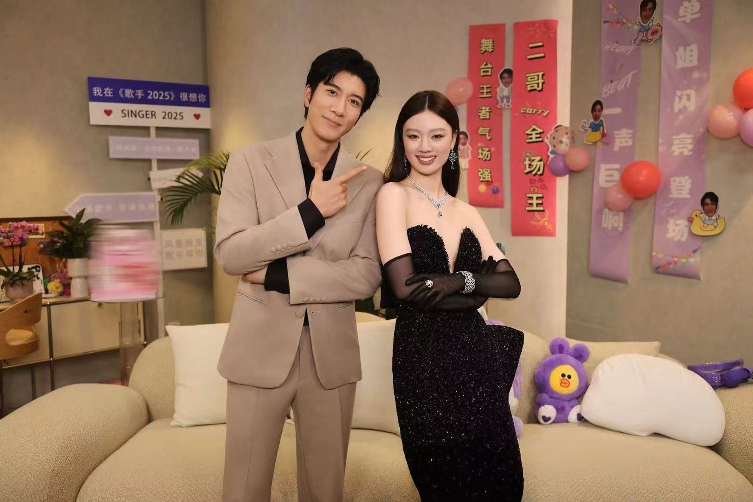 王力宏受邀在《歌手2025》冠軍總決賽,擔任單依純的幫唱嘉賓。(圖/摘自微博)