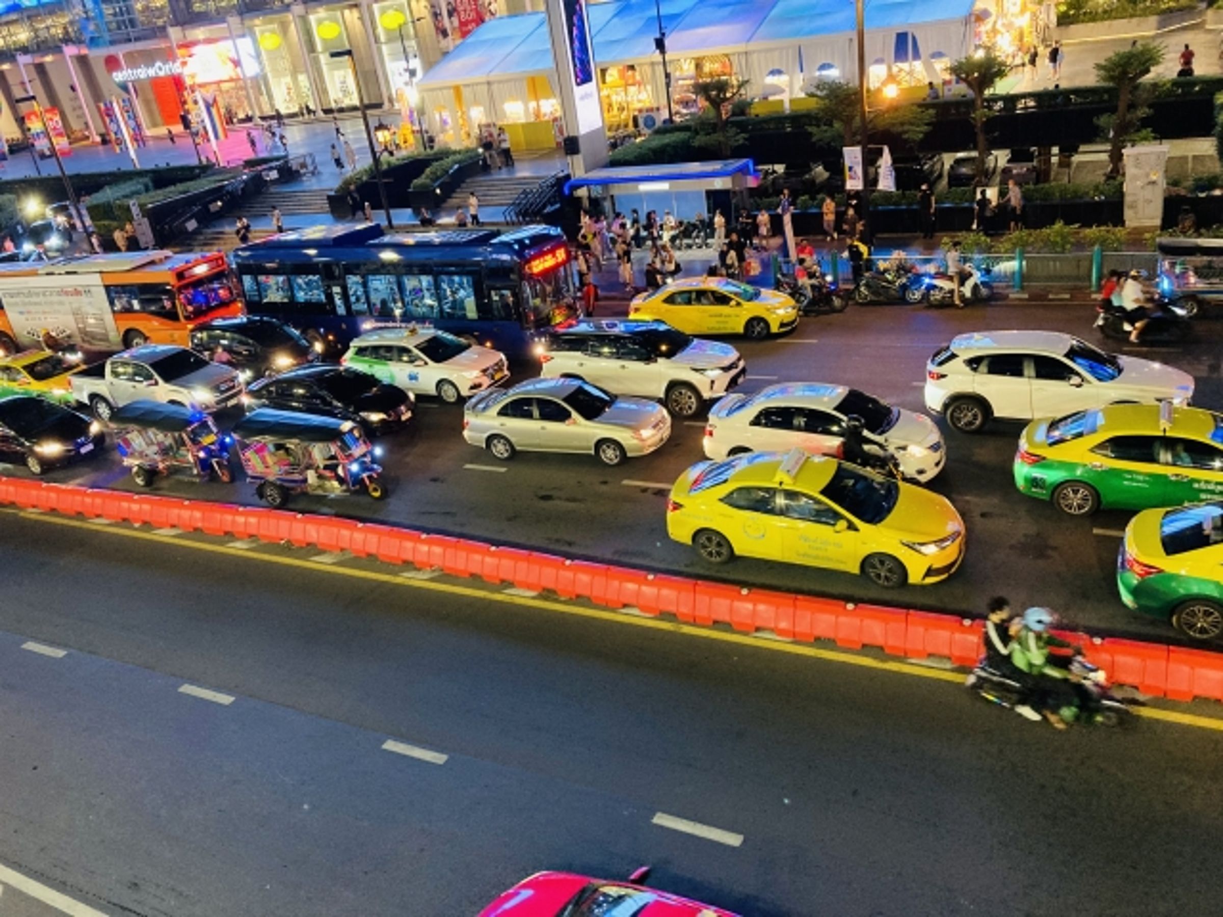 一名外國觀光客想以「大麻」抵車資，讓泰國的計程車司機氣炸報警。（示意圖，photoAC）