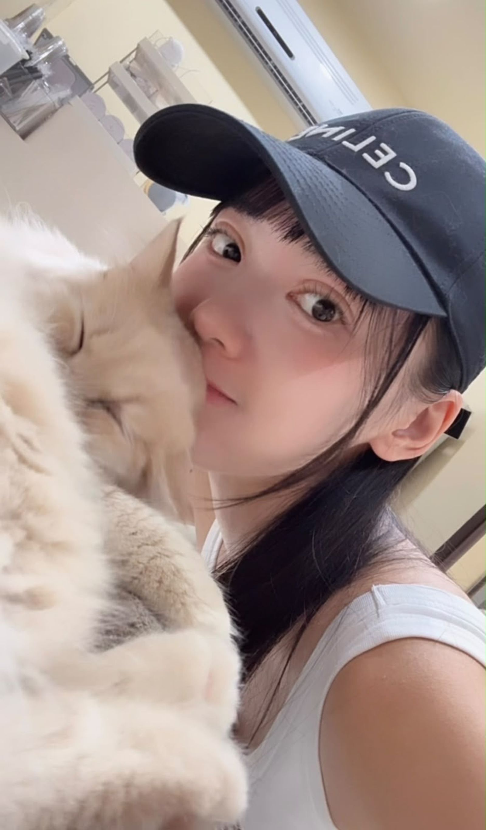 昆娜很愛擼貓，從中獲得了喜悅。（圖／昆娜提供）