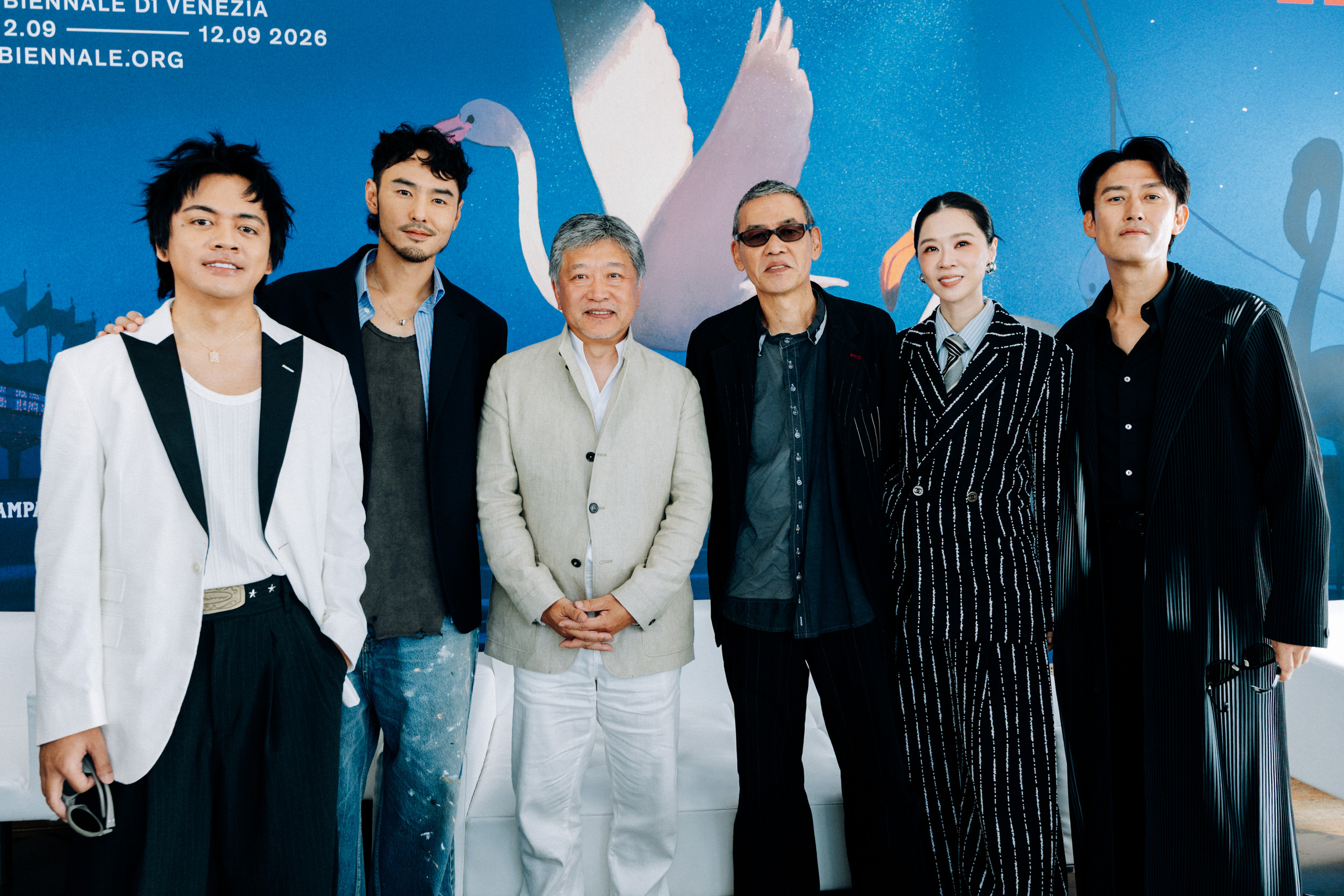 喬瑟夫(左起)、阮經天、導演是枝裕和、導演SABU、謝盈萱、塚原大助在官方記者會後台留影。(一條龍虎豹國際娛樂提供)