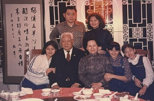 小S曬兒時照片表達對大S的思念之情。（翻攝自臉書）