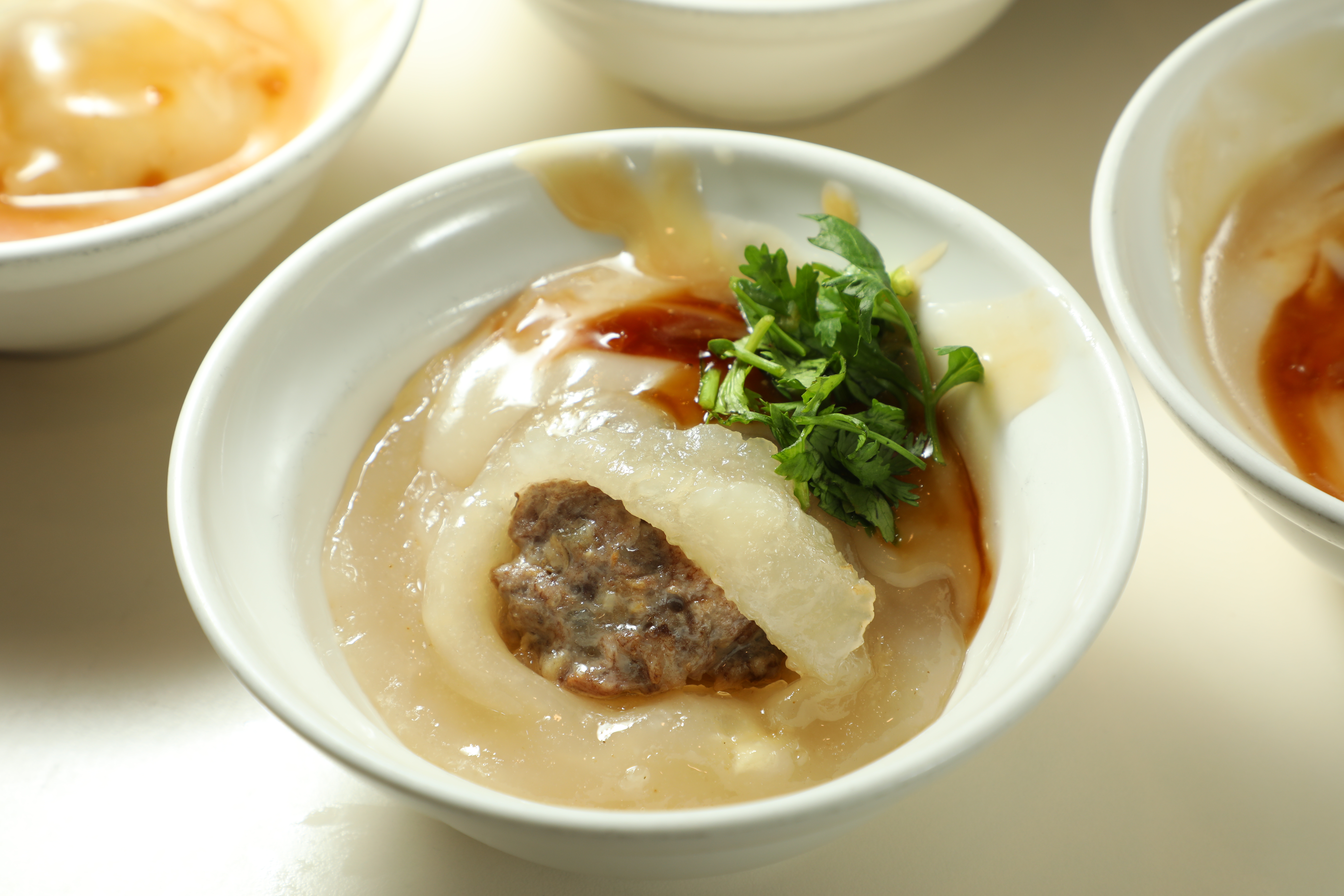 「台中肉員」的肉餡口感如同經過摔打的肉丸，充滿鮮甜的肉味與淡淡的胡椒香，與黑白醬汁搭配後，更展現出強烈的個性。