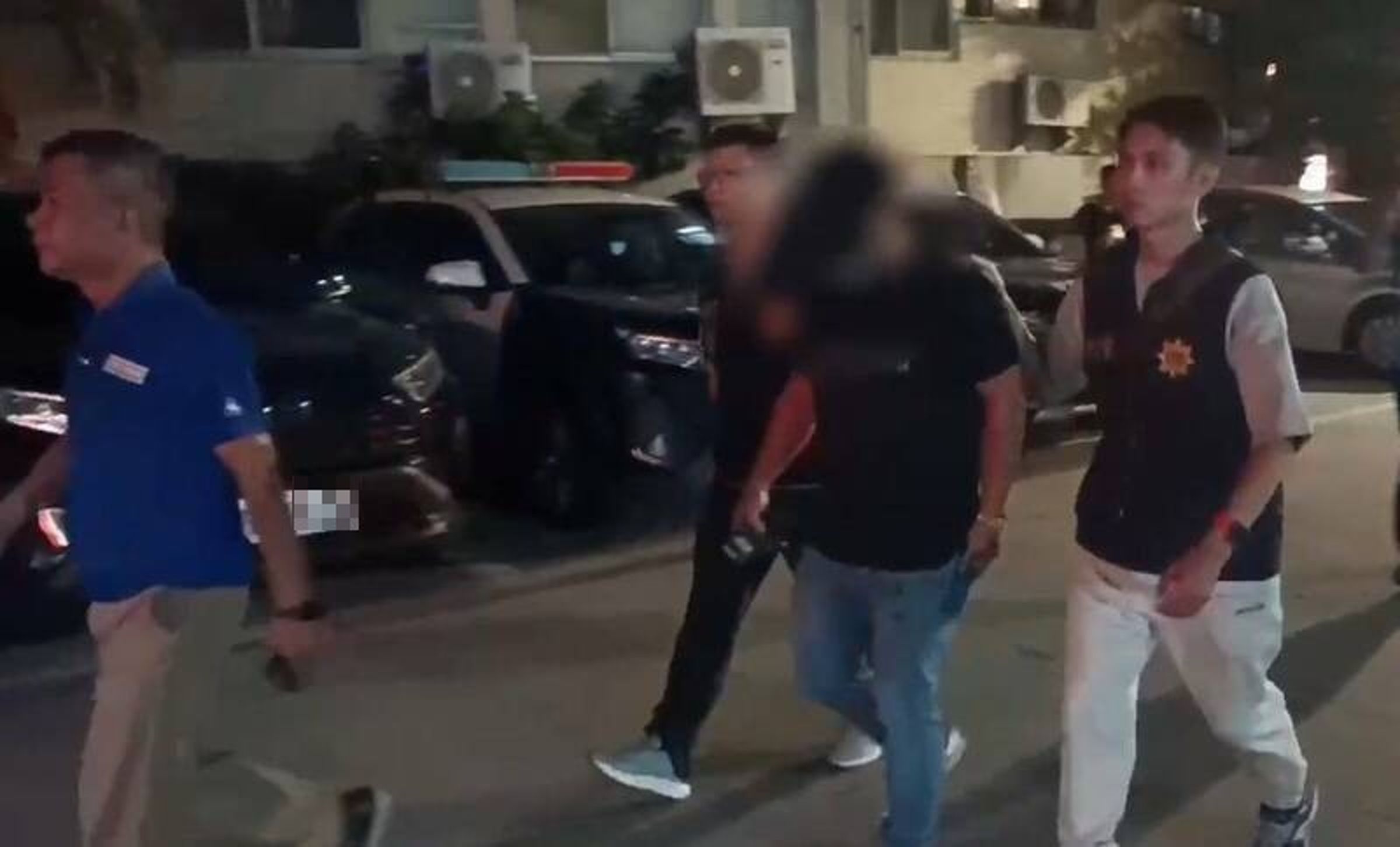 馬公街頭大亂鬥，警方鎮壓，陸續將鬥毆者帶回分局偵訊。（讀者提供）