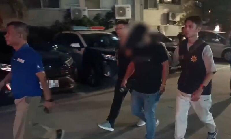 馬公街頭大亂鬥，警方鎮壓，陸續將鬥毆者帶回分局偵訊。（讀者提供）