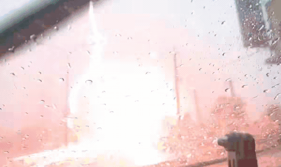 民眾行經北斗驚見巨大落雷以及電箱瞬間爆炸,畫面相當駭人。(翻攝自彰化縣媒體記者協會)