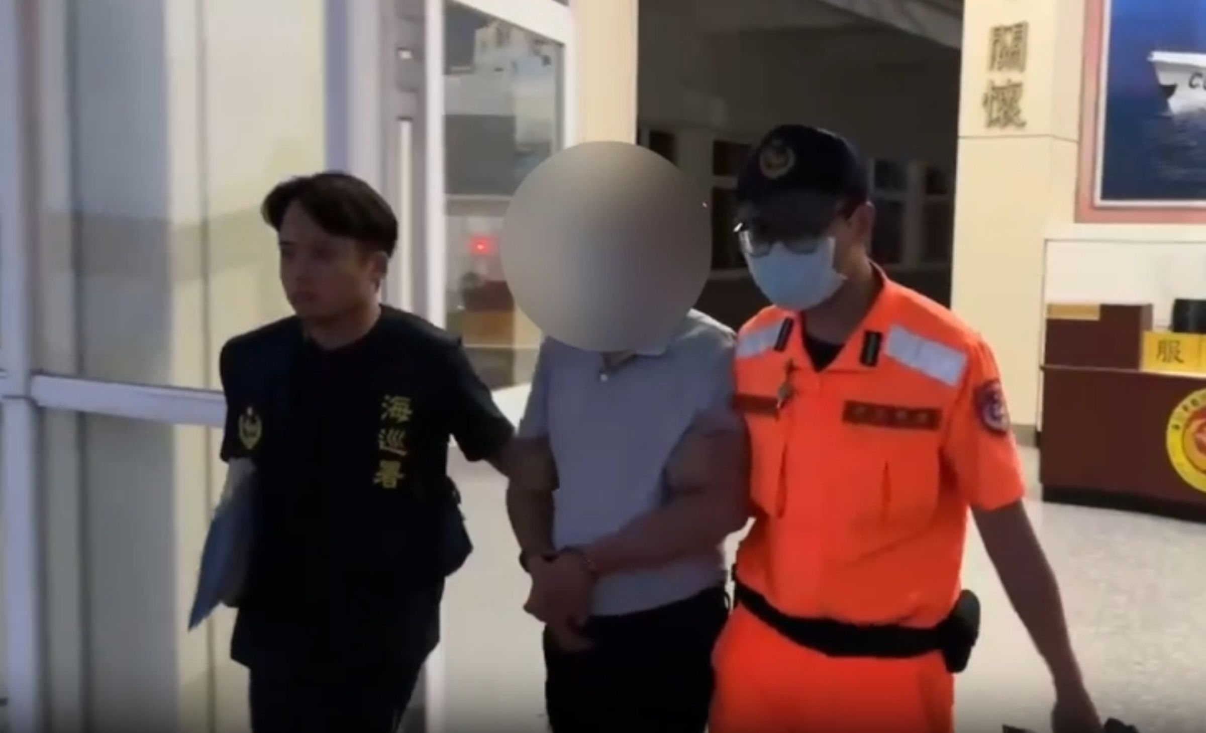 士林地檢署調查結果確認，阮芳勇自福建省駕駛小艇偷渡來台，駛入淡水渡船頭，行為未構成危害國家安全的動機，依《入出國及移民法》進行起訴。（海巡署提供）