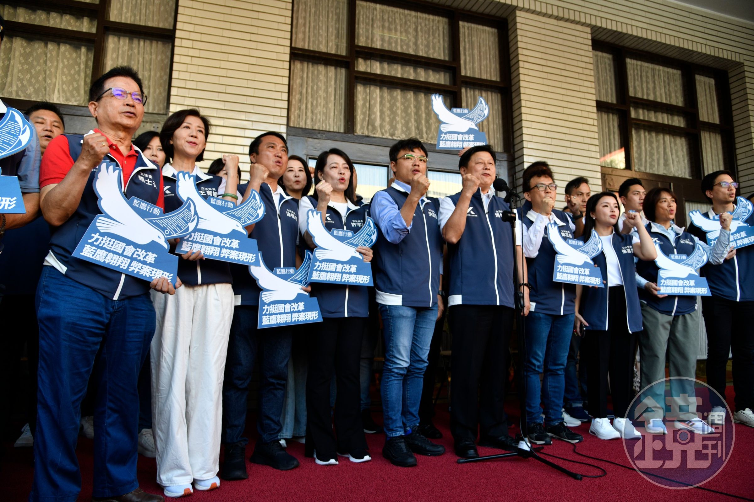 國民黨發起「藍鷹行動」,與反修法陣營的「青鳥行動」在場外對決。