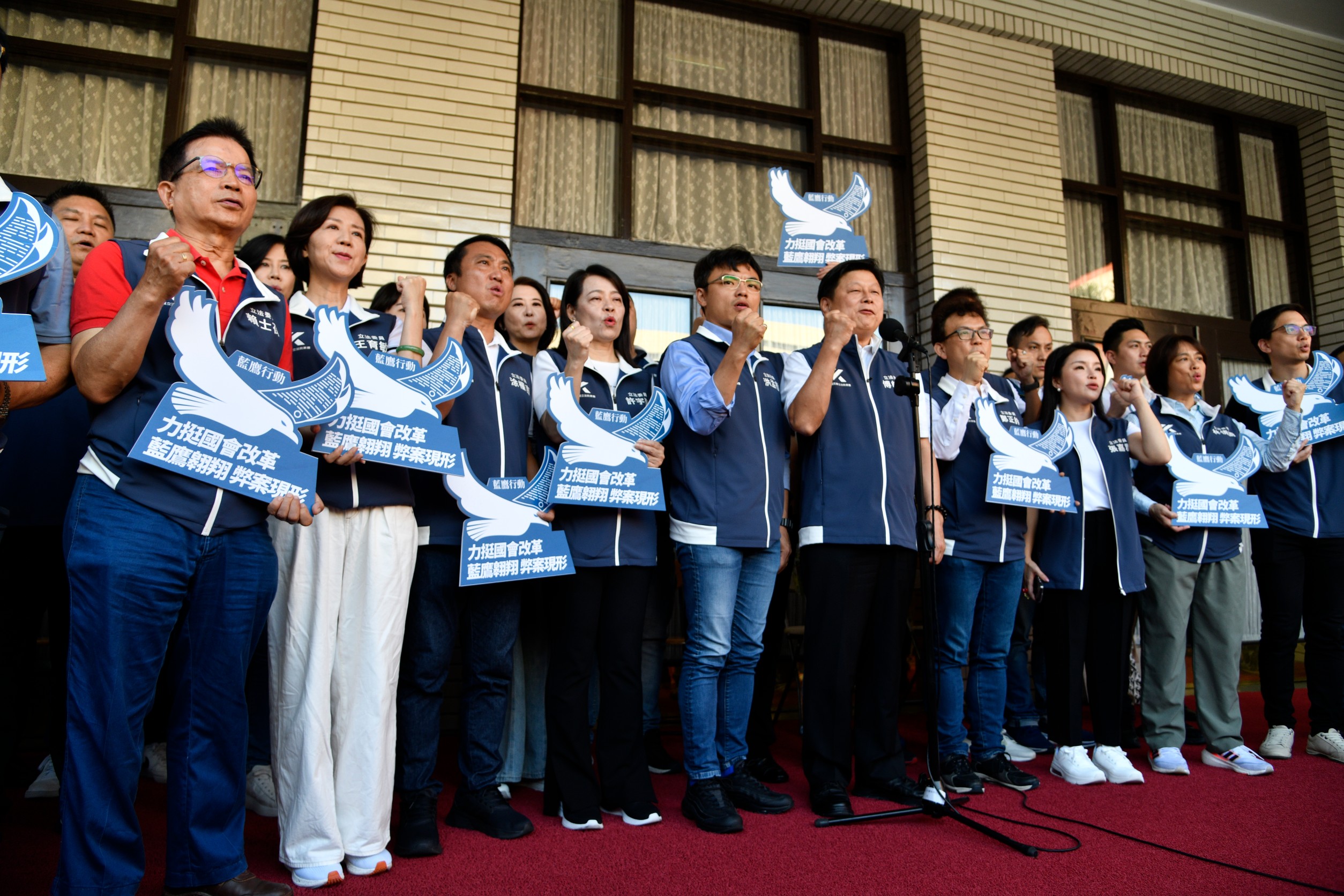 國民黨發起「藍鷹行動」，與反修法陣營的「青鳥行動」在場外對決。