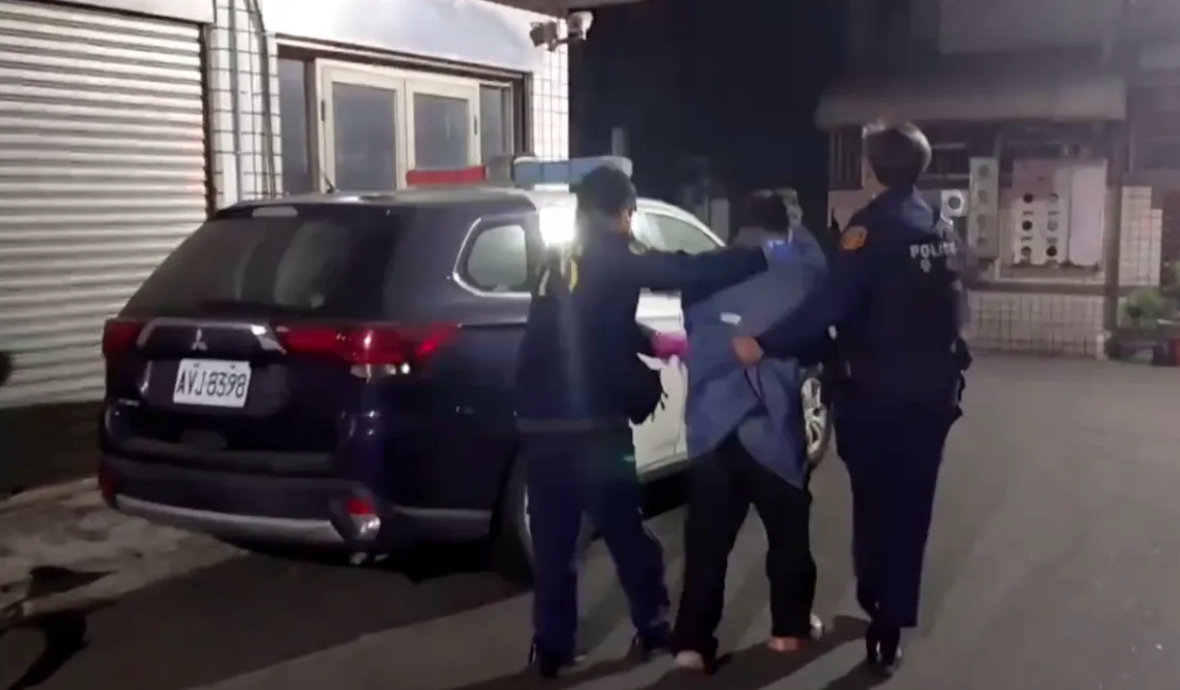台南市新化區29日凌晨發生凶殺案，王姓男子持刀刺死鄰居，遭到警方逮捕。（翻攝畫面）