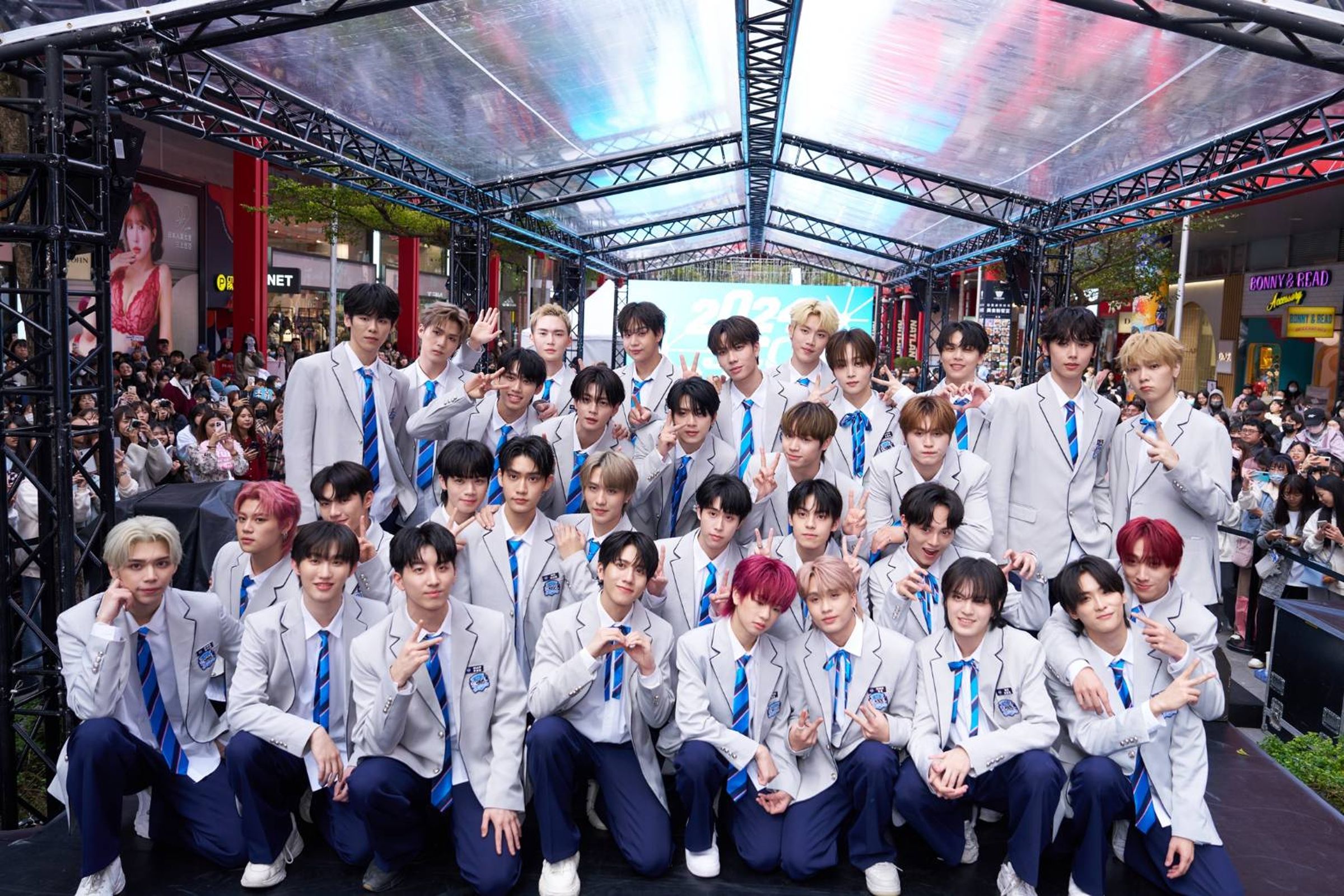 SEVENTOEIGHT加上25名《SCOOL》人氣選手齊聚信義威秀中庭,現場帥度破表。(天空娛樂提供)