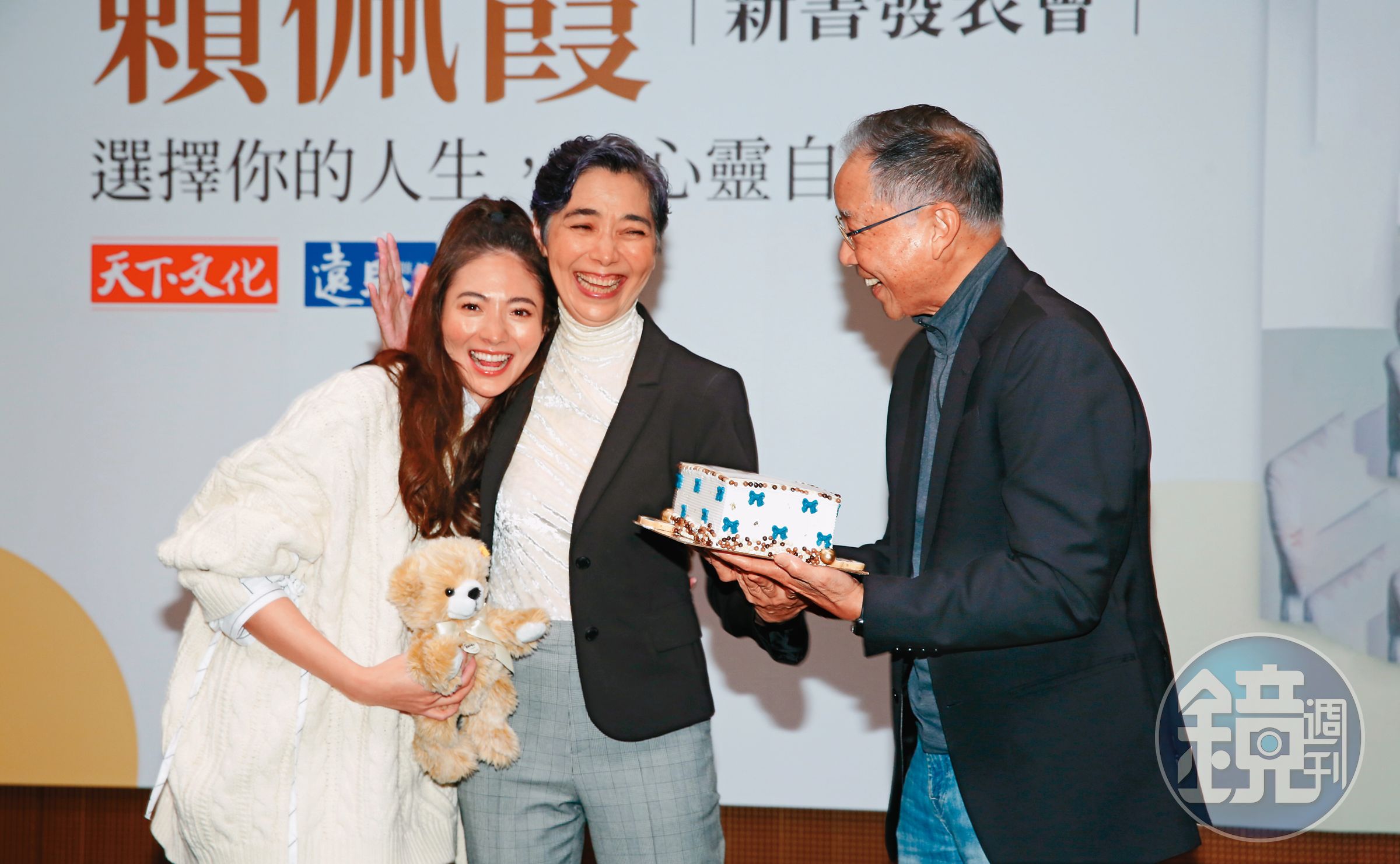 由於謝沛恩（左）是親生的，隨著賴佩霞（中）改嫁謝志鴻（右）也改姓「謝」，並曾在媽媽新書《轉念的力量》分享會上出席力挺。