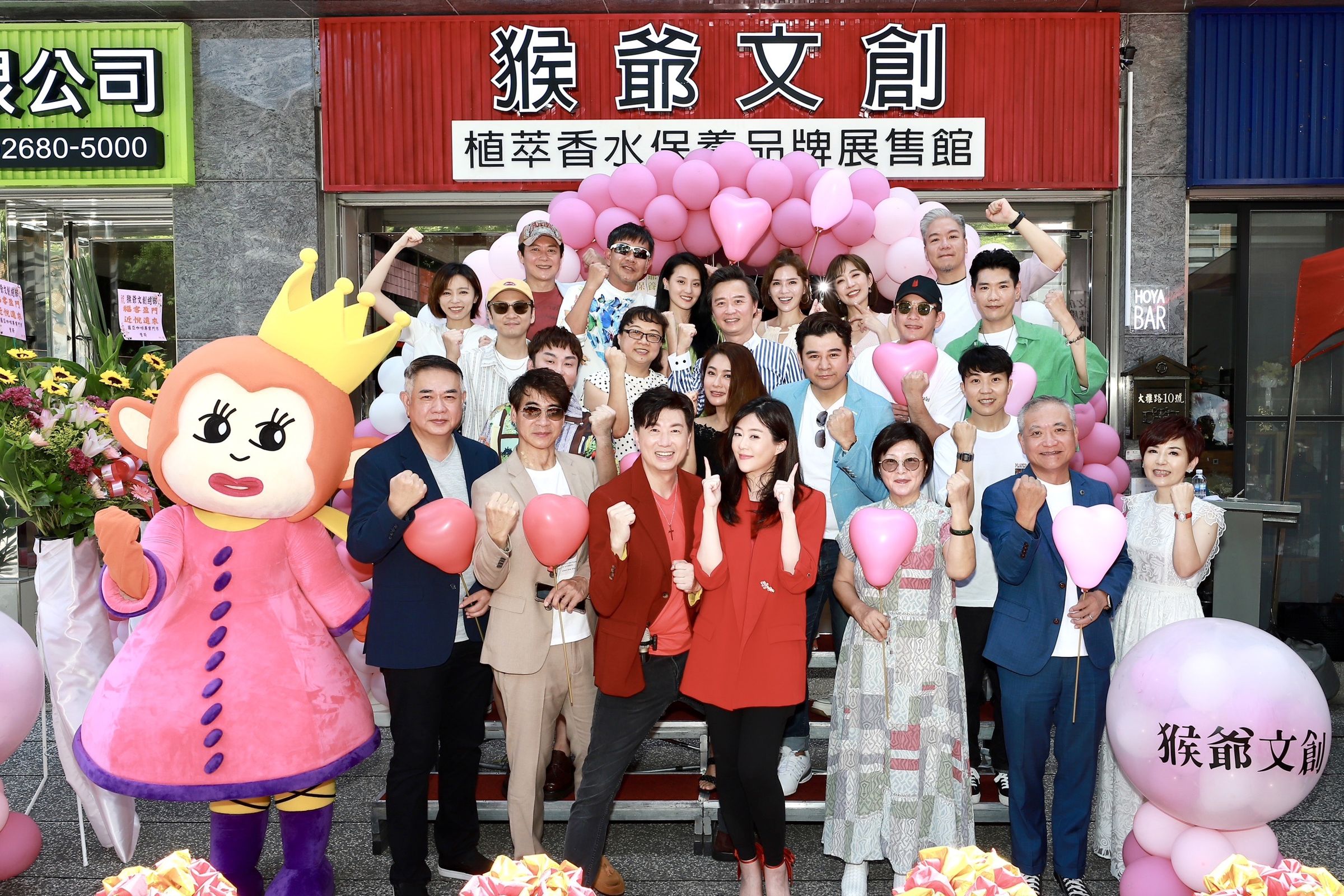 吳皓昇、文汶創業有許多明星好友捧場，現場氣氛熱鬧。（民視提供）
