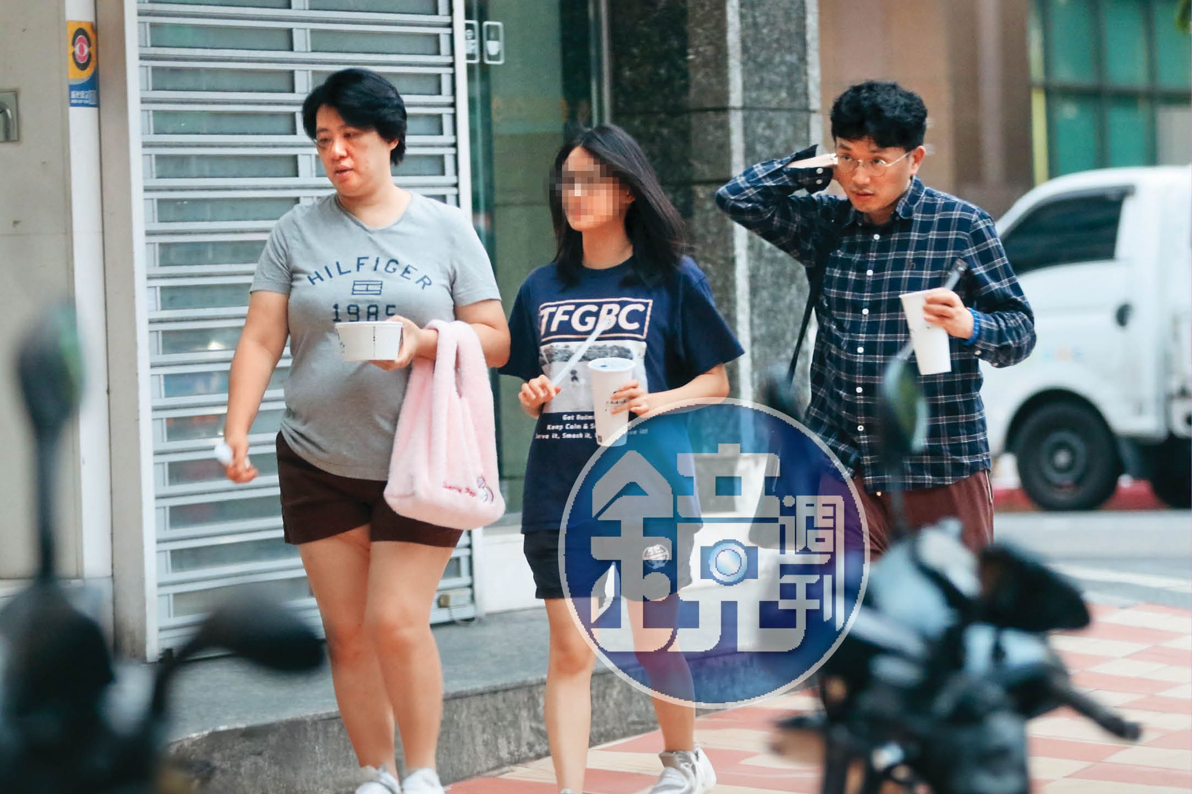 6月22日18:29,雖然只是吃晚餐,不過江坤俊(右)一家三口看來愜意而自得,感覺家庭氣氛尚可。