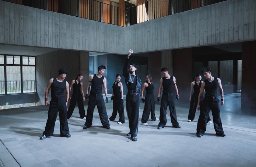 洪暐哲〈STUCK IN MY HEAD〉MV，是在納骨塔拍攝而成。（年代整合提供）