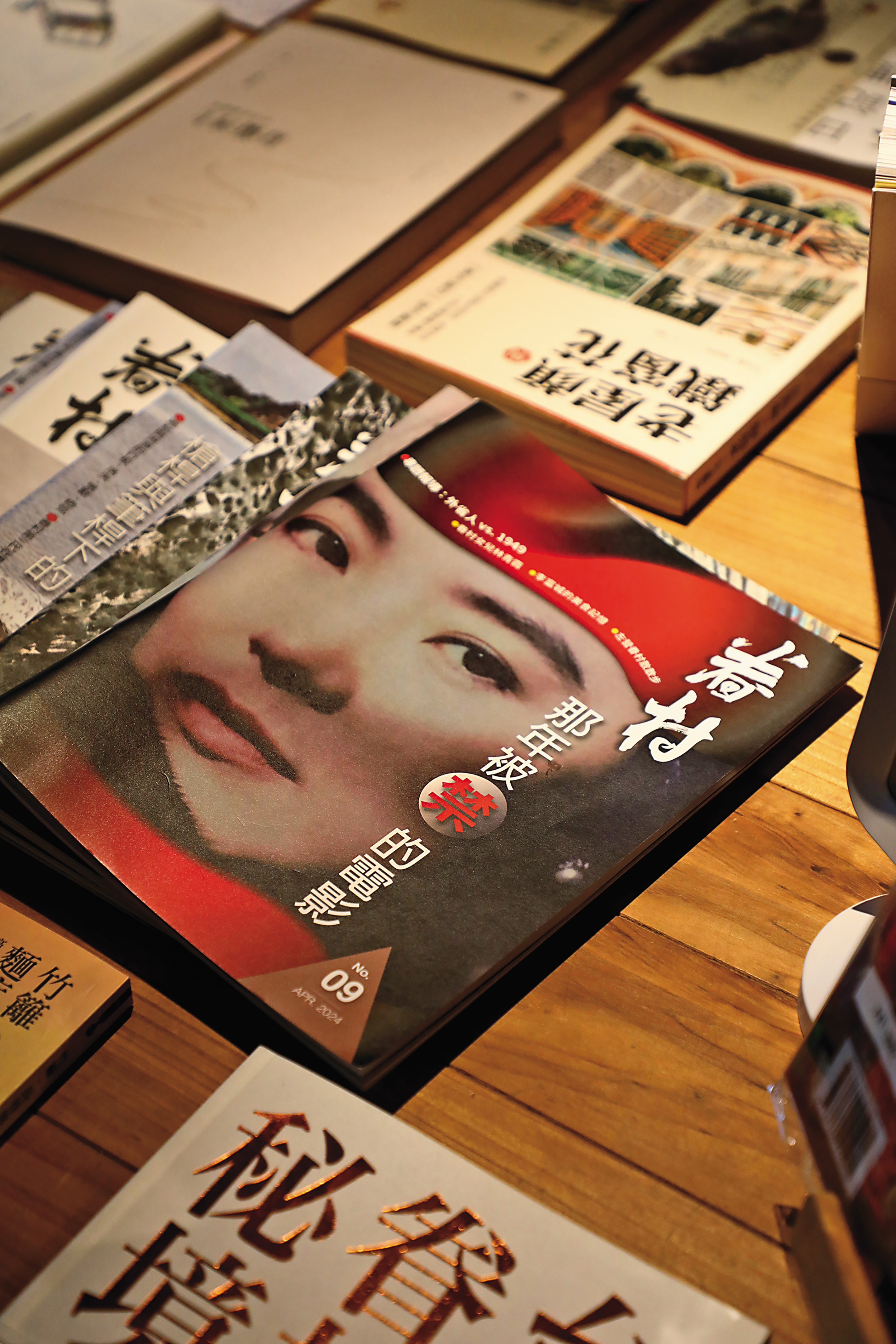 書店內銷售許多與眷村主題有關的刊物。