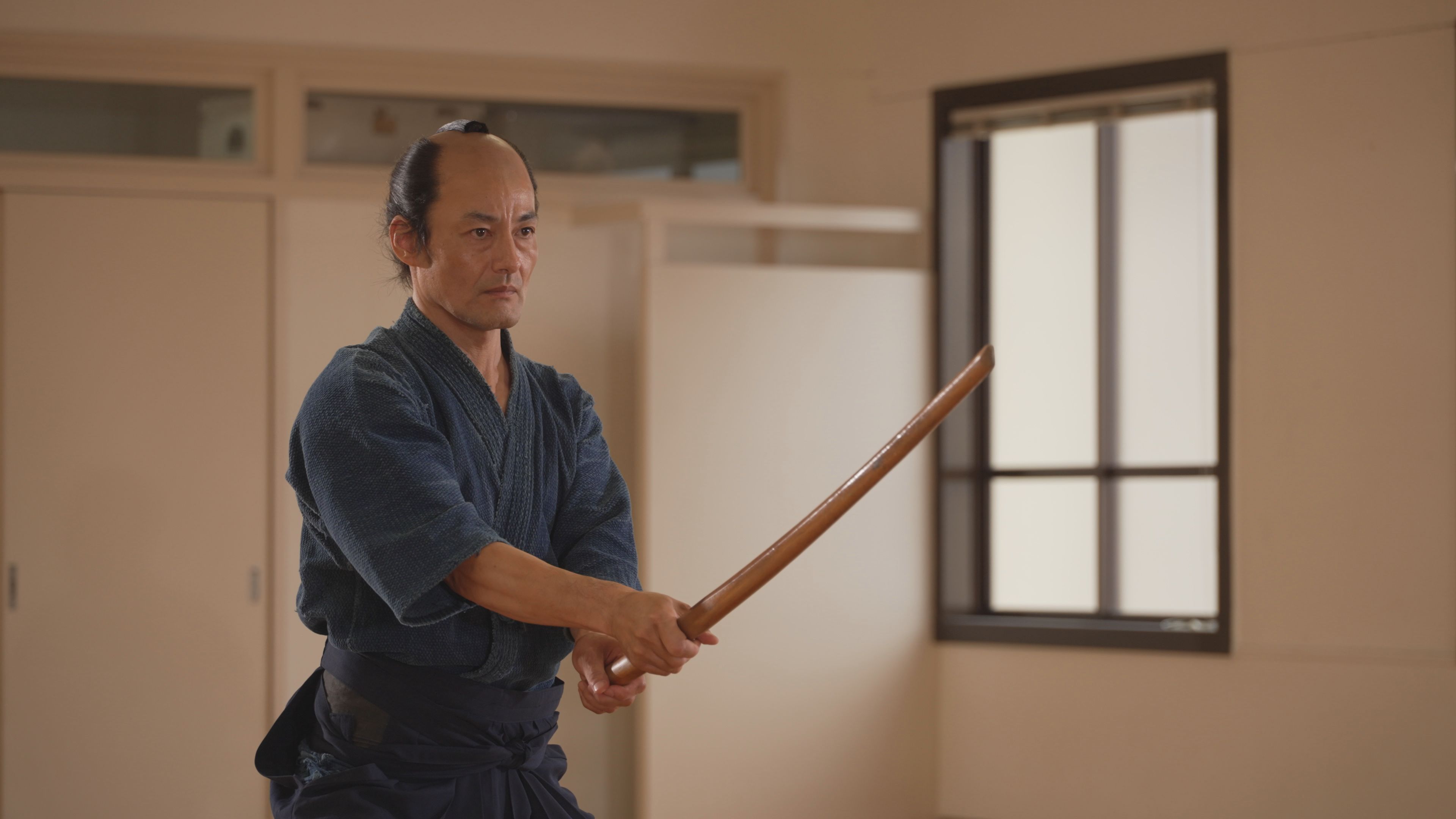 山口馬木也在片中穿越到現代成為專門被殺的角色，演出時參考福本清三的精神。（光年映畫提供）