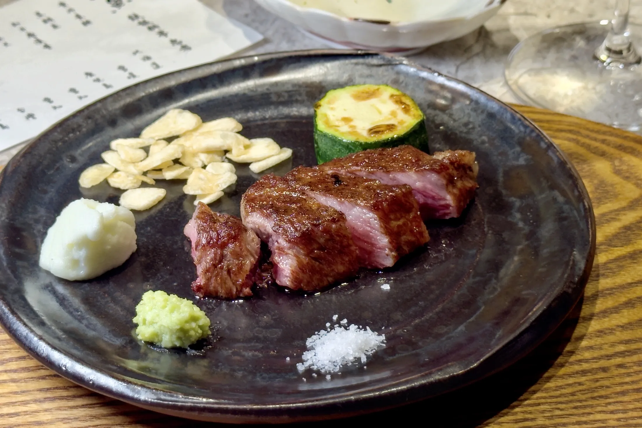 「初魚鉄板料亭」全新菜單將日本料亭講究的「因旬而食」融入鐵板料理，在一套1,980元的無菜單料理，透過11道菜餚展現食材、季節與料理的起承轉合。