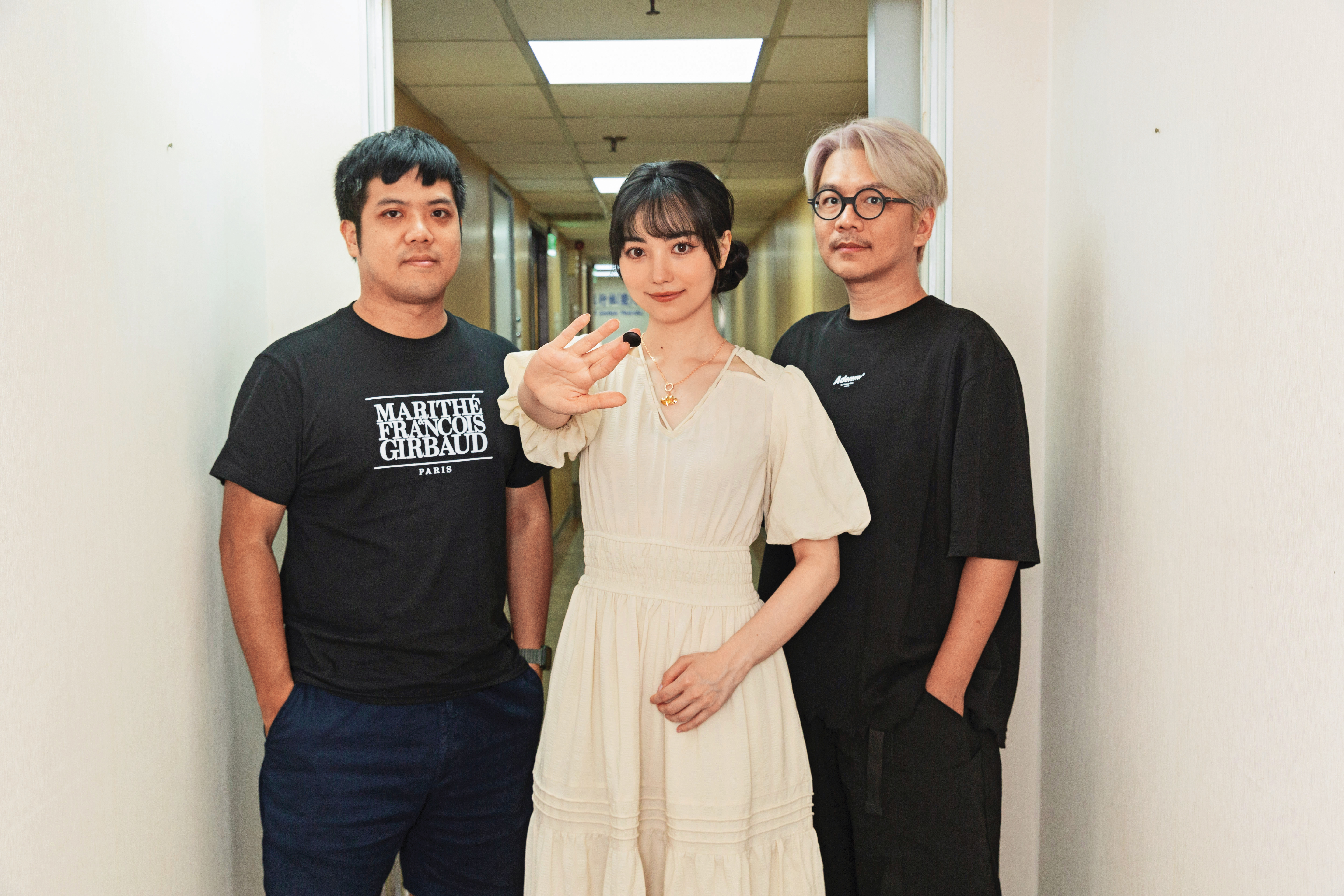 黑嘉嘉（中）近年致力於推廣圍棋，與程式老爹創辦人徐煊博（左）、dosomething studio創意總監王宗欣（右）合作打造《烏鷺爭霸》。