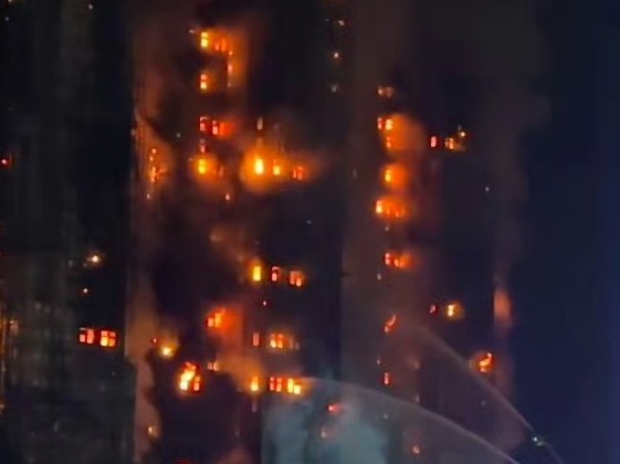 香港新界大埔宏福苑昨（26日）午後爆發五級大火。（翻攝自微博央視新聞）