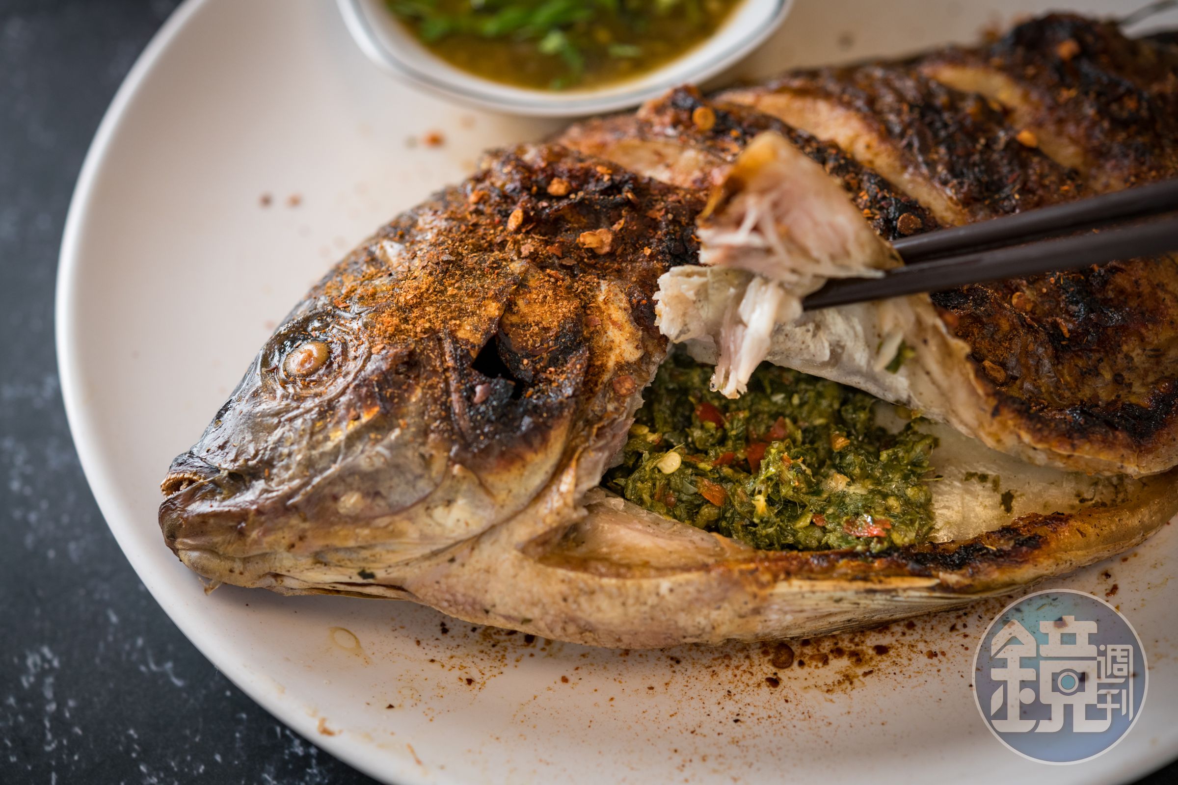 「烤魚」的魚皮酥香脆口,肉質嫩甜不柴,香料味滲透其中,蘸著醬吃,酸甜辛香。(170元/份)