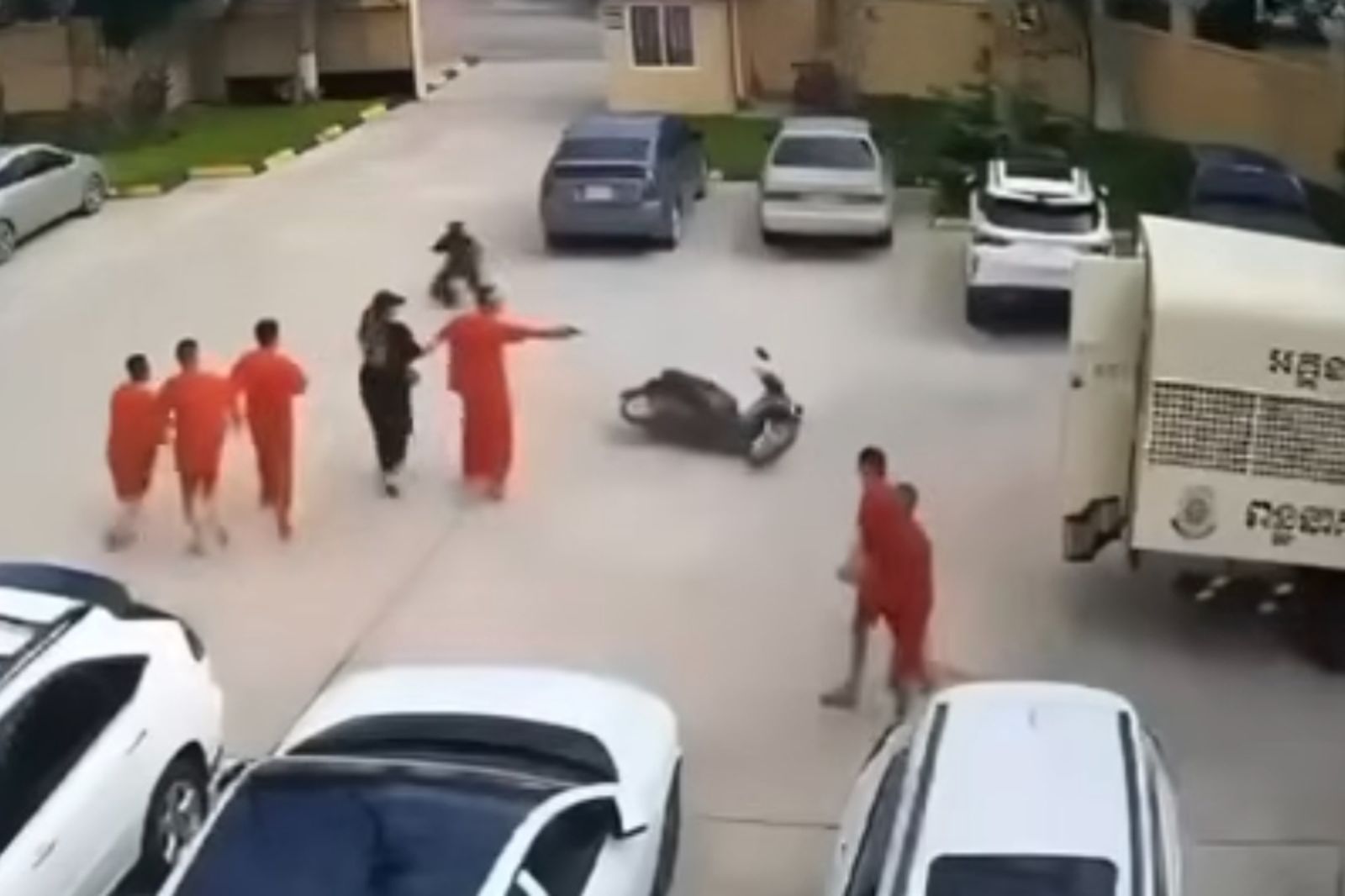 荒謬片／柬埔寨劫獄畫面曝！黑幫老大法院外獲情婦遞槍　攻擊獄警後脫逃