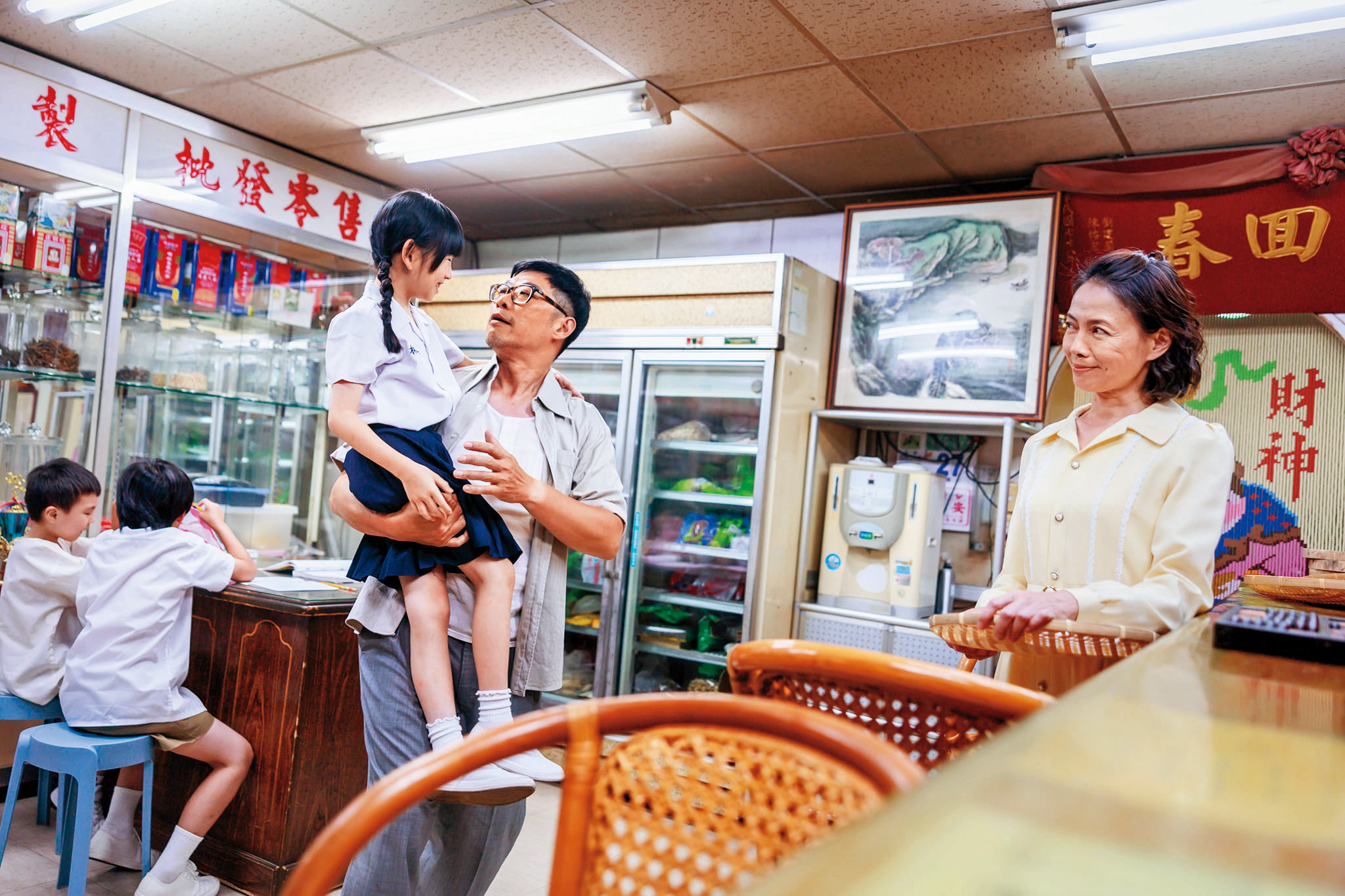 柯淑勤（右一）與馬力歐（右二）飾演林美秀的母親與父親。（喜盟娛樂提供）