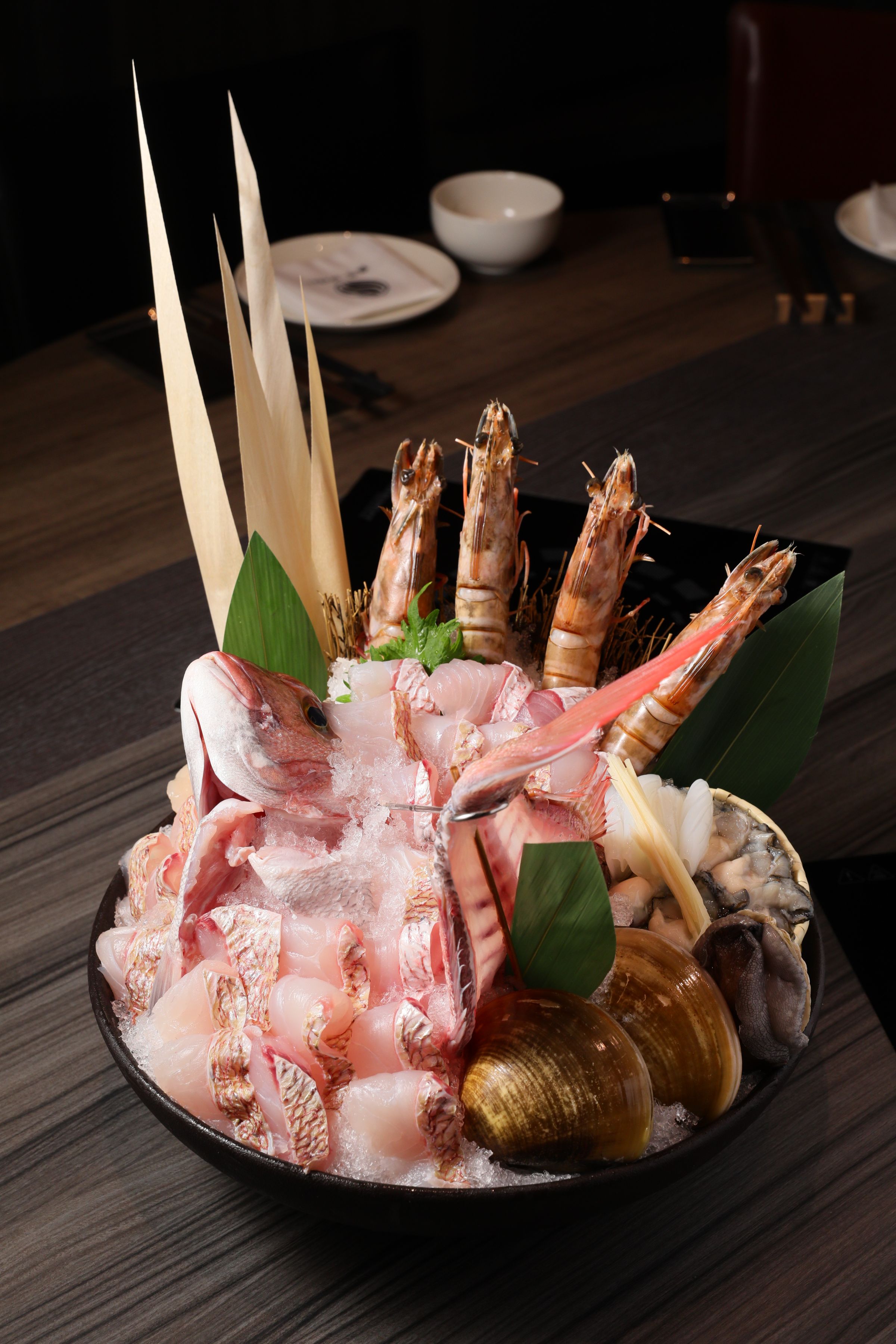 澎湖野生迦納魚、超大尾的澎湖明蝦、日本干貝等組成「御品海鮮盤」，空運來台的南非活鮑魚送上來時還在蠕動；海鮮盤會每日調整食材與價格。（1,980元起／份）