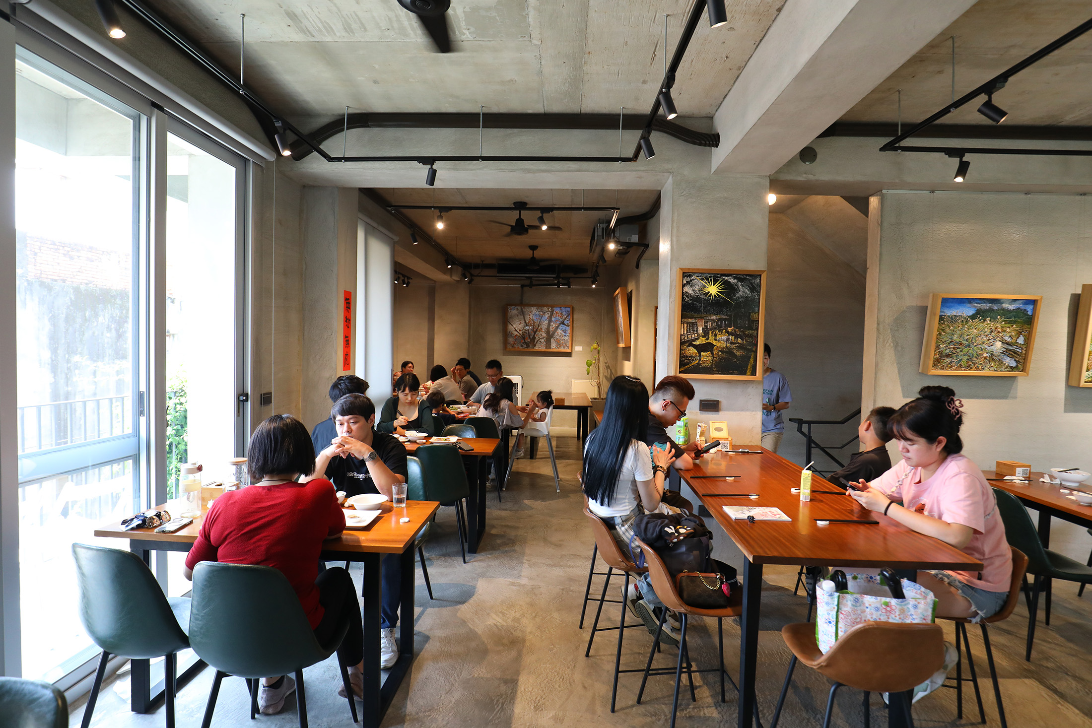 走進春嬌,少了傳統客家餐廳常見的花布與蓑衣,取而代之的是簡約 而雅緻的現代布置。