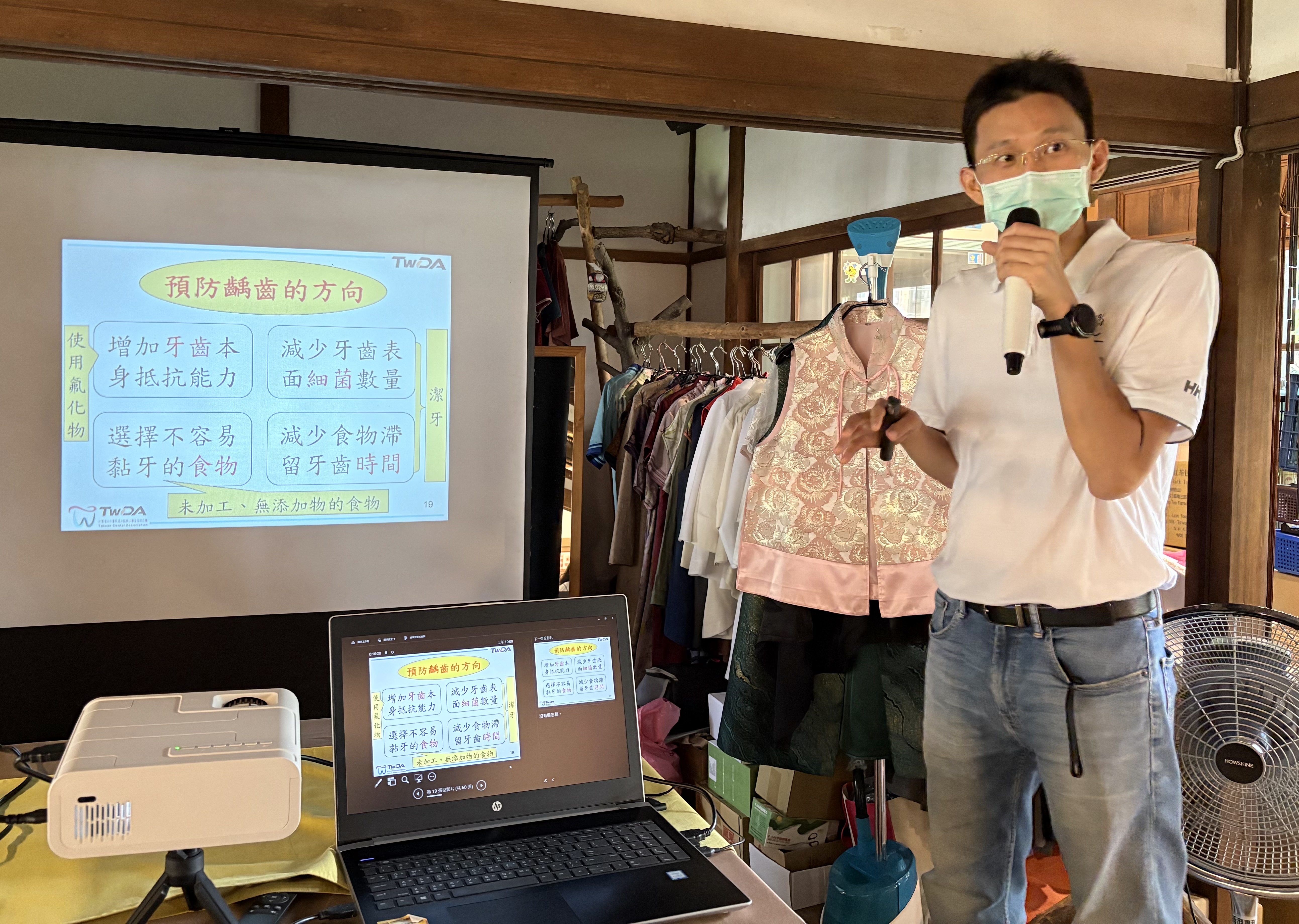 嘉義市牙醫師公會理事長楊哲榮醫師與新住民朋友分享護齒祕訣。（移民署提供）