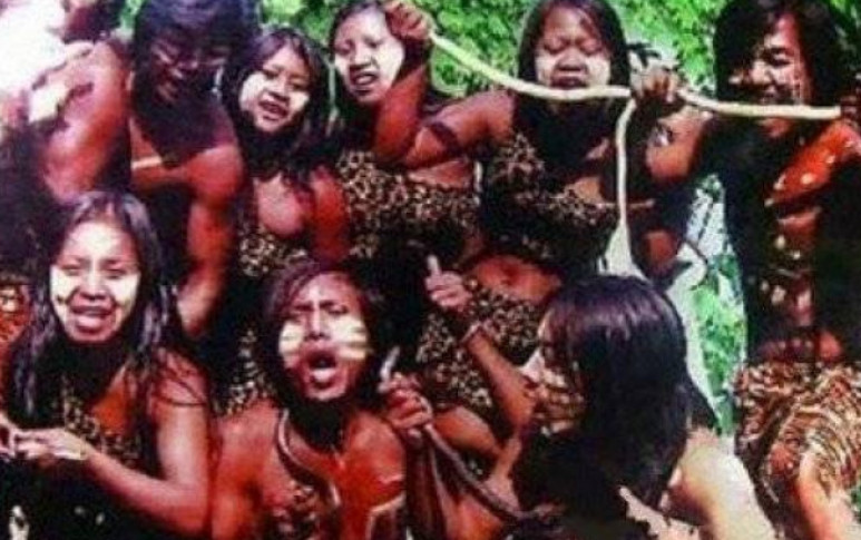 卡圖馬族的女人在甘藷節期間，可以合法擄走並強暴男人。（翻攝微博）