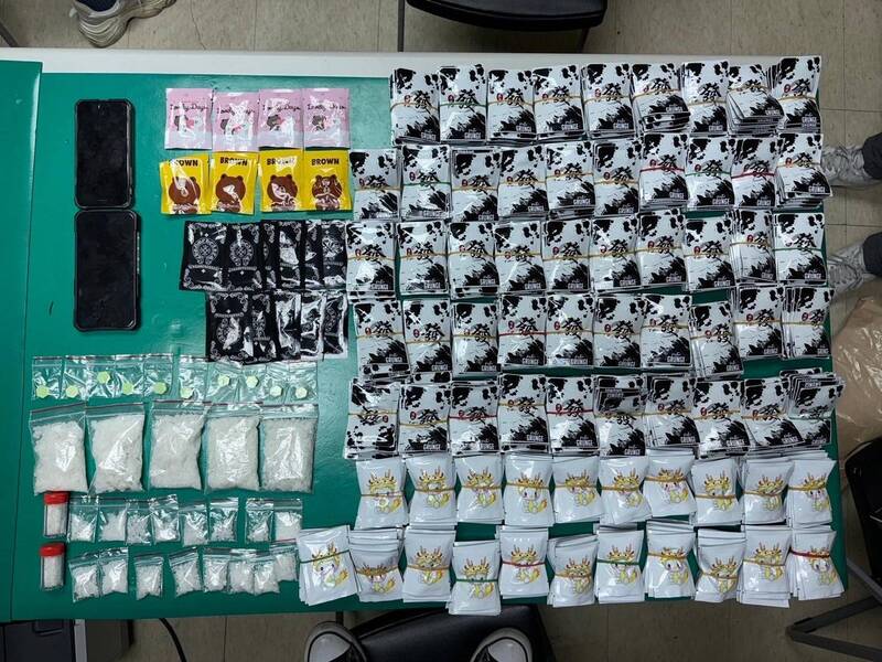 警方在許男住處查扣市價兩百萬毒品，其中包括「家庭包」毒咖啡。（翻攝畫面）