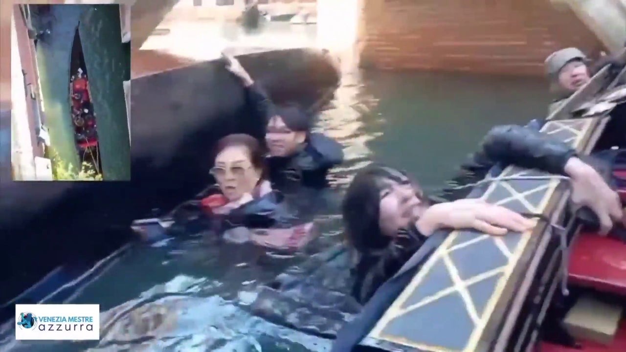 陸客遊威尼斯慘烈翻船！全因不聽船夫勸告，執意亂動拍照。（翻自《ANSA》）