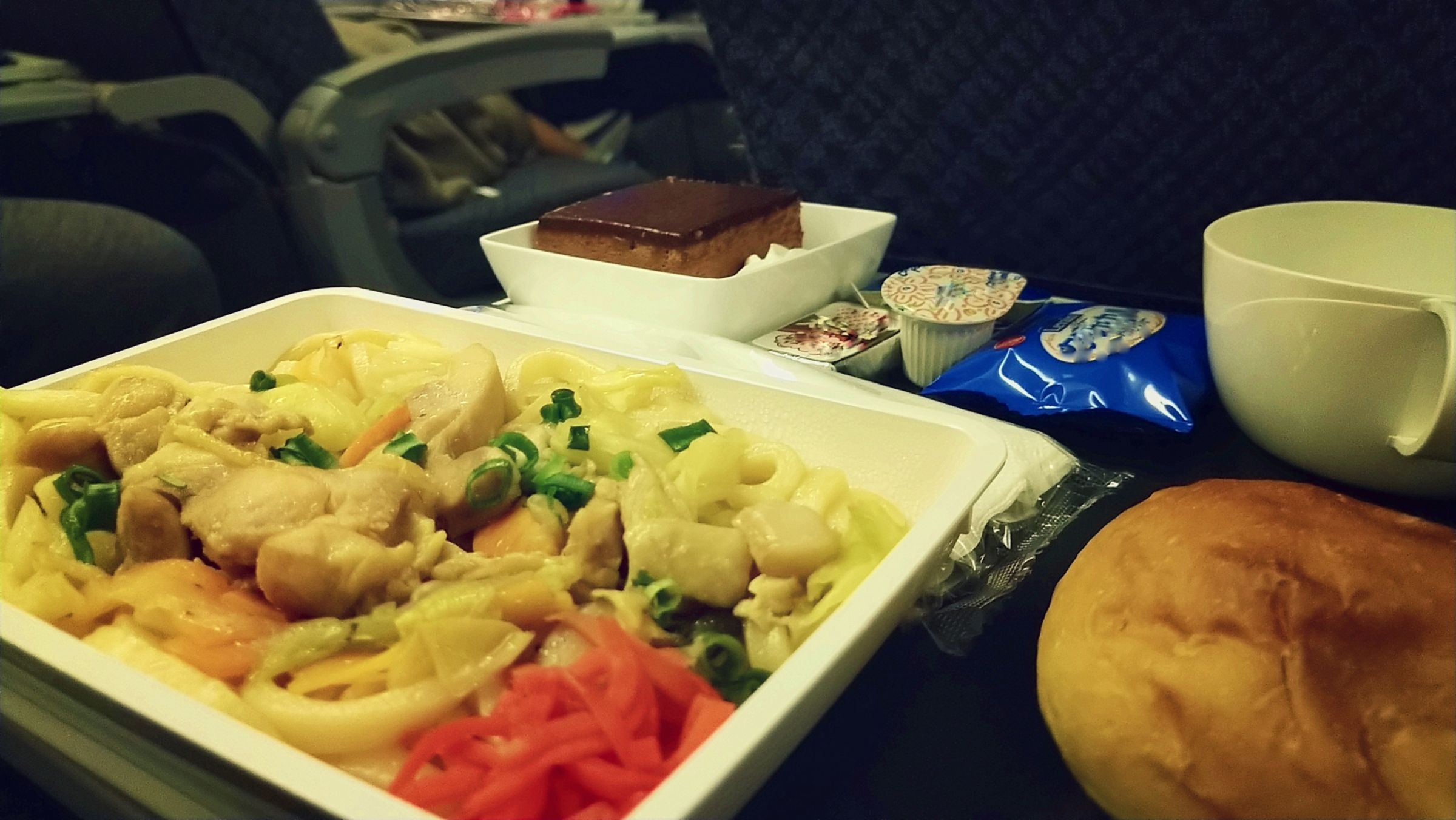 北歐航空傳出飛機餐盒跳出活老鼠,導致飛機緊急迫降,讓乘客換搭其他班機。(示意圖非當事人餐盒,photoAC)