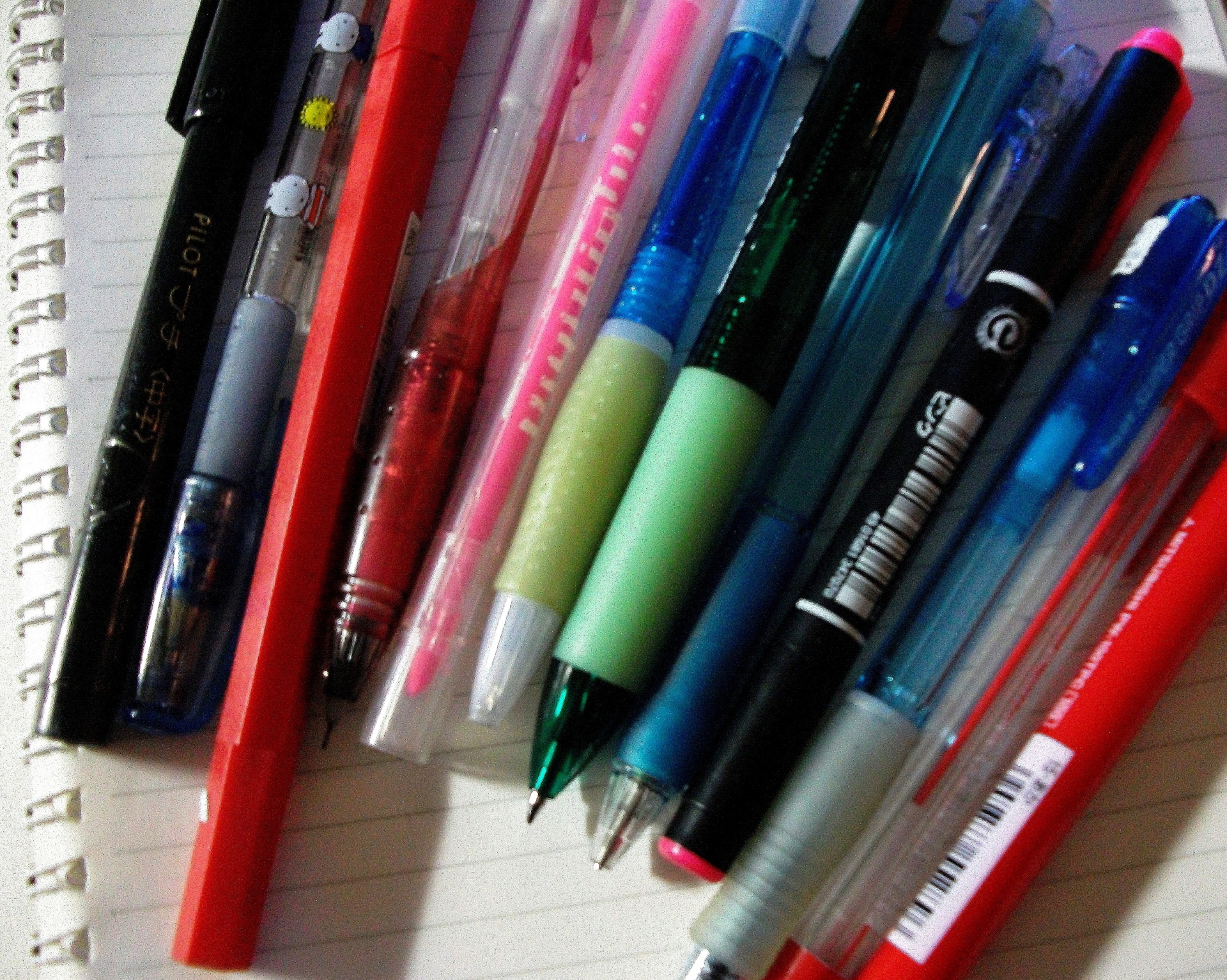 小學低年級禁用自動鉛筆原因,近來引發討論,除了網友提到危險之外,有老師直指,自動鉛筆容易讓學童分心,可以玩一整節課,圖為示意圖。(翻攝畫面)