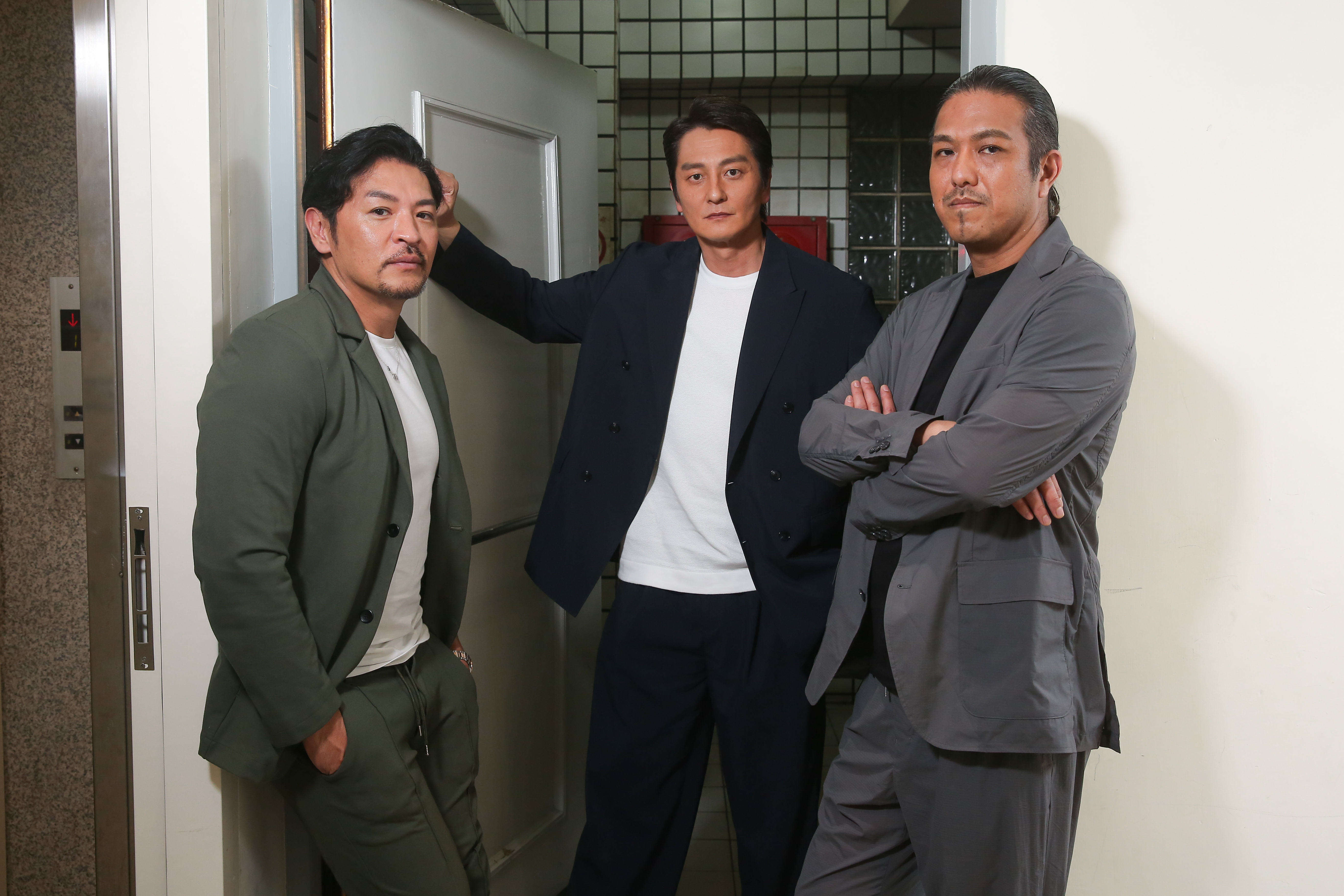 夢多(左)在《冰室蓮司:日本統一 台灣篇》籌拍期間全力協助本宮泰風(中)與鈴木祐介。