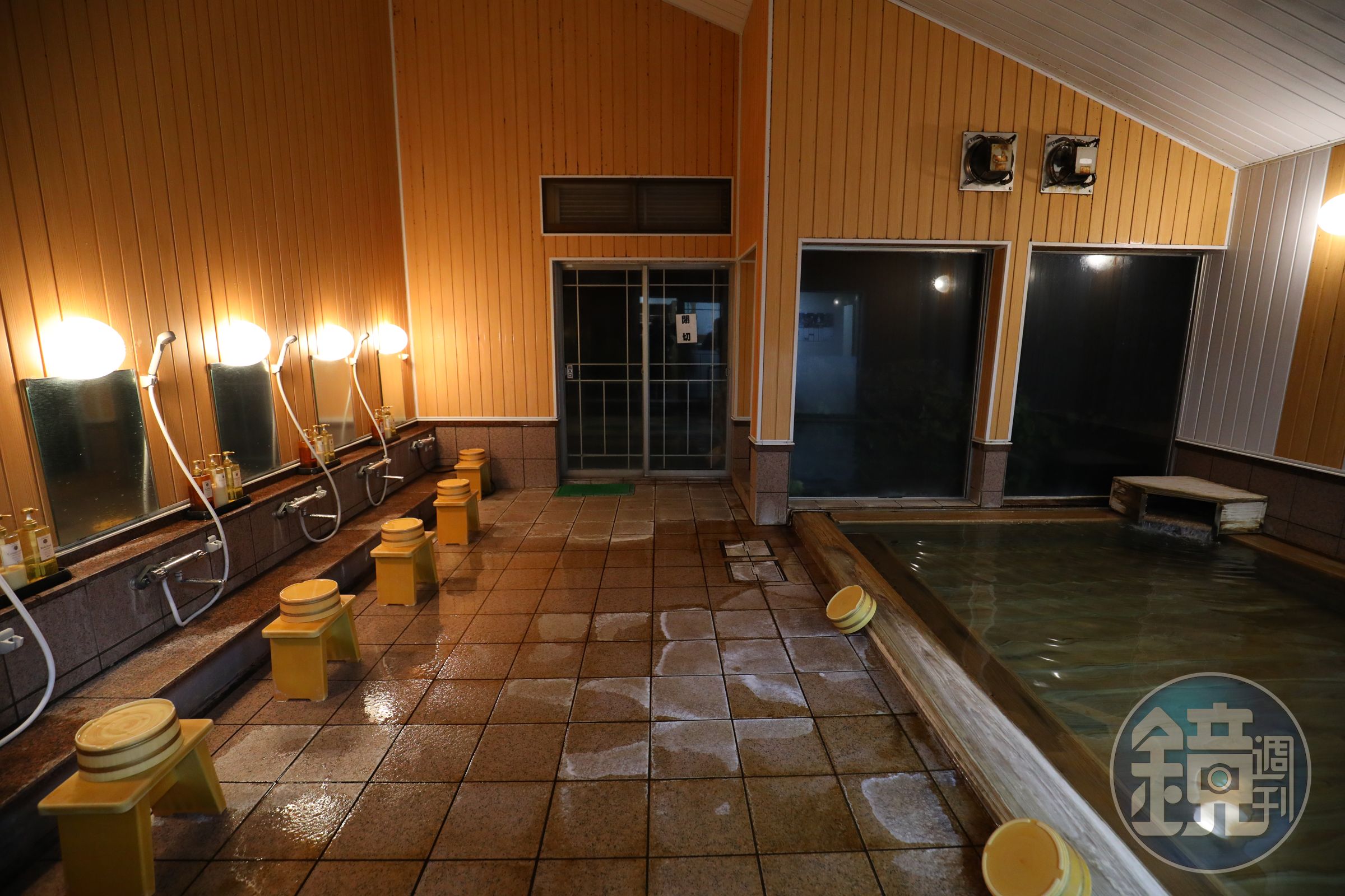 入住豪華露營區，可以享用旅館附設的露天大眾溫泉池。