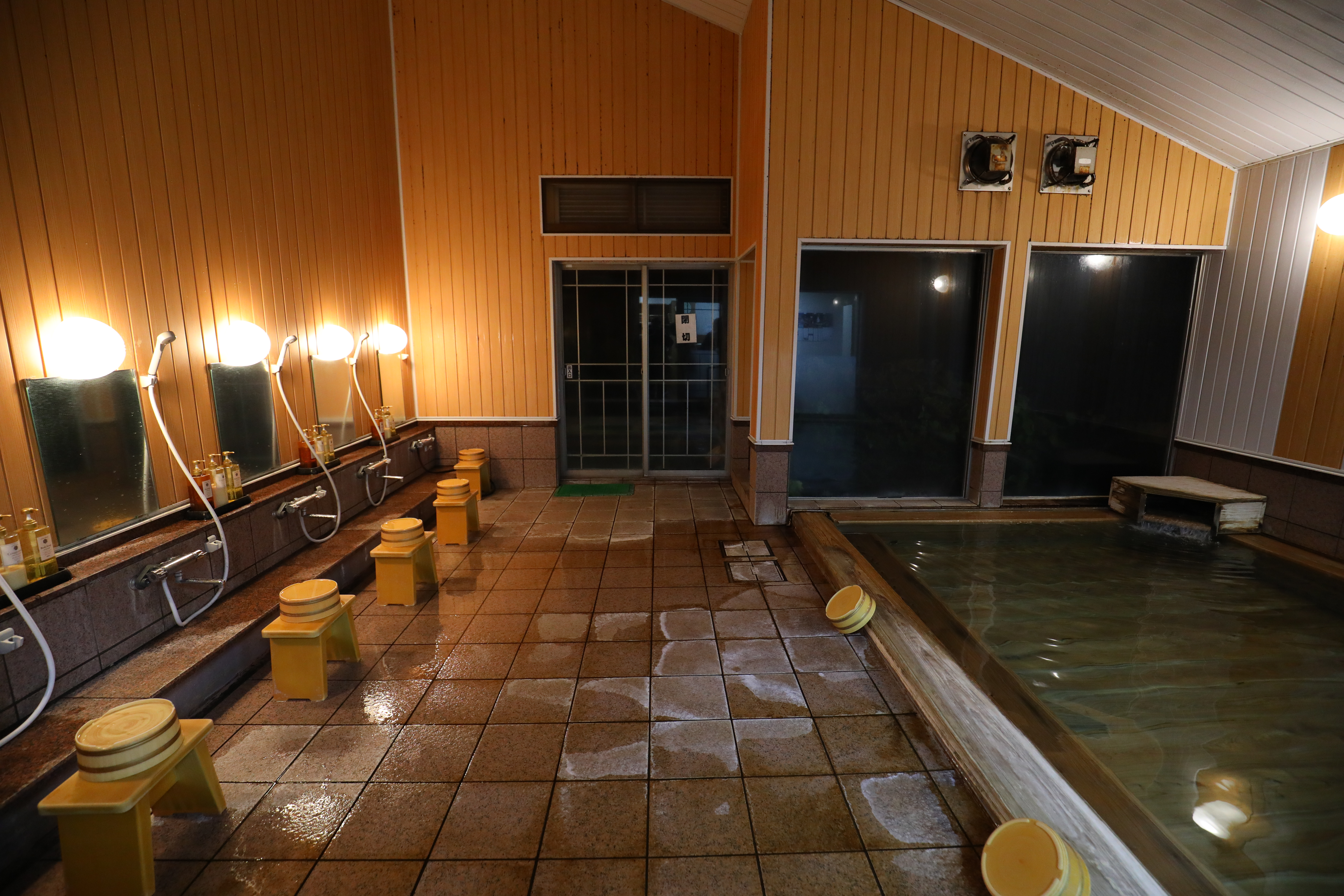 入住豪華露營區，可以享用旅館附設的露天大眾溫泉池。