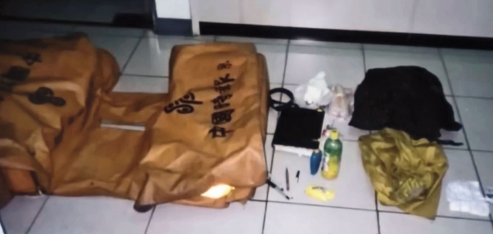 錢女機車上的送報袋被沈男隨意丟棄，警方尋獲時，裡面還裝著約2、3萬元的報費。（東森新聞提供）