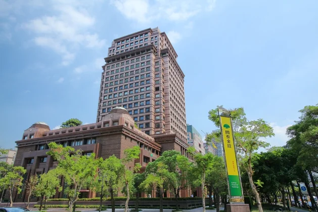 蔡鎮宇今發表沉重聲明，公開質疑國泰世華商業銀行董事長郭明鑑身兼多職的適任性，並點名獨董王儷玲、吳當傑未能善盡監督職責，呼籲金管會秉公徹查國泰金控的公司治理與內控缺失。（國泰金提供）
