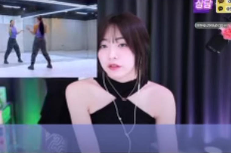 南韓一名直播主在直播時，一名黑衣男突然從身後闖入。（翻攝IG@inssahumor）