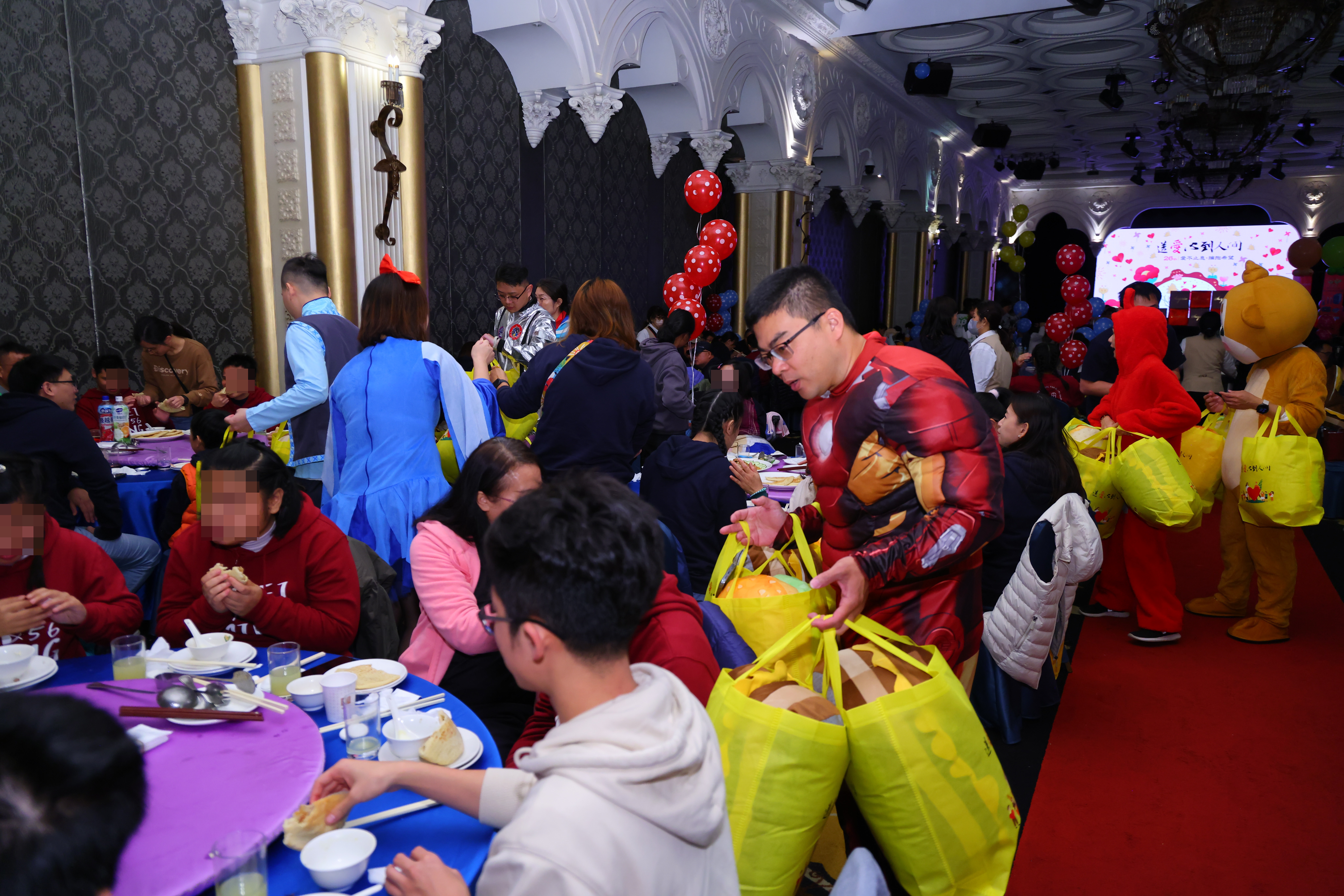 來自全台超過300多位遲緩兒、盲童以及他們的家人們，一起參與一年一度玩偶變裝的年終團圓圍爐活動。（精湛建設提供）