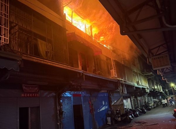 台中市大里區中興路216巷一處民宅，15日凌晨0時發生火警，釀3死。（翻攝自記者爆料網）