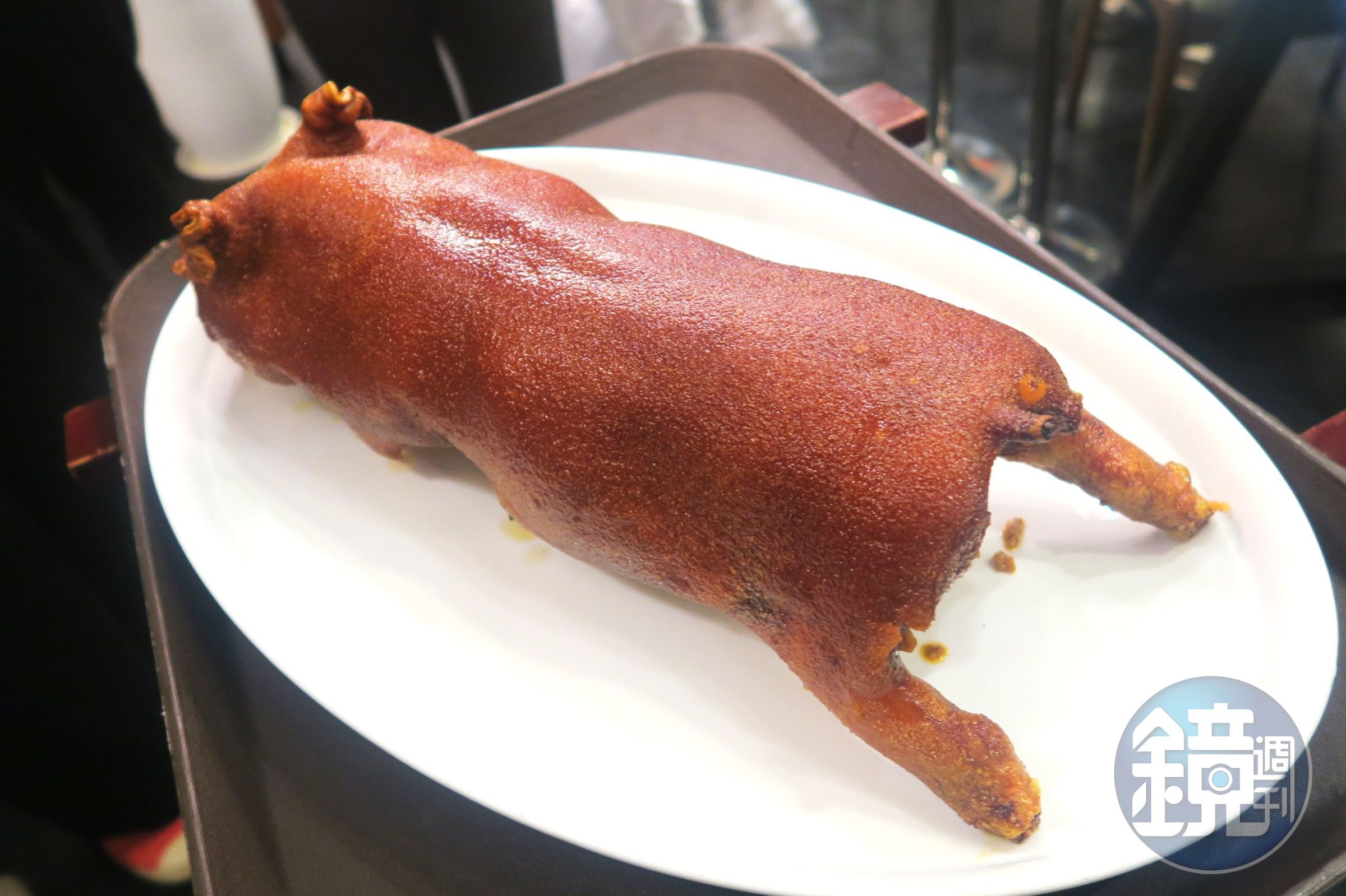這隻乳豬被完美地燒出麻皮。