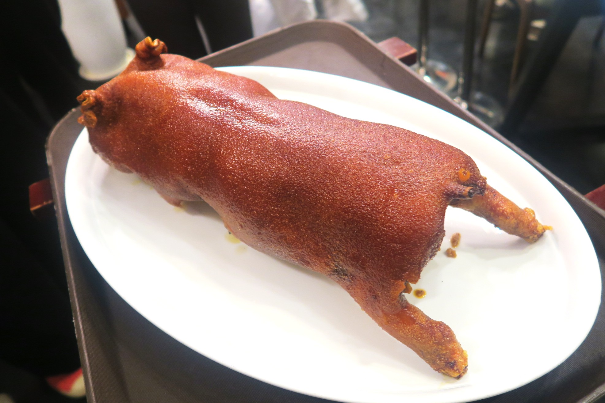 這隻乳豬被完美地燒出麻皮。
