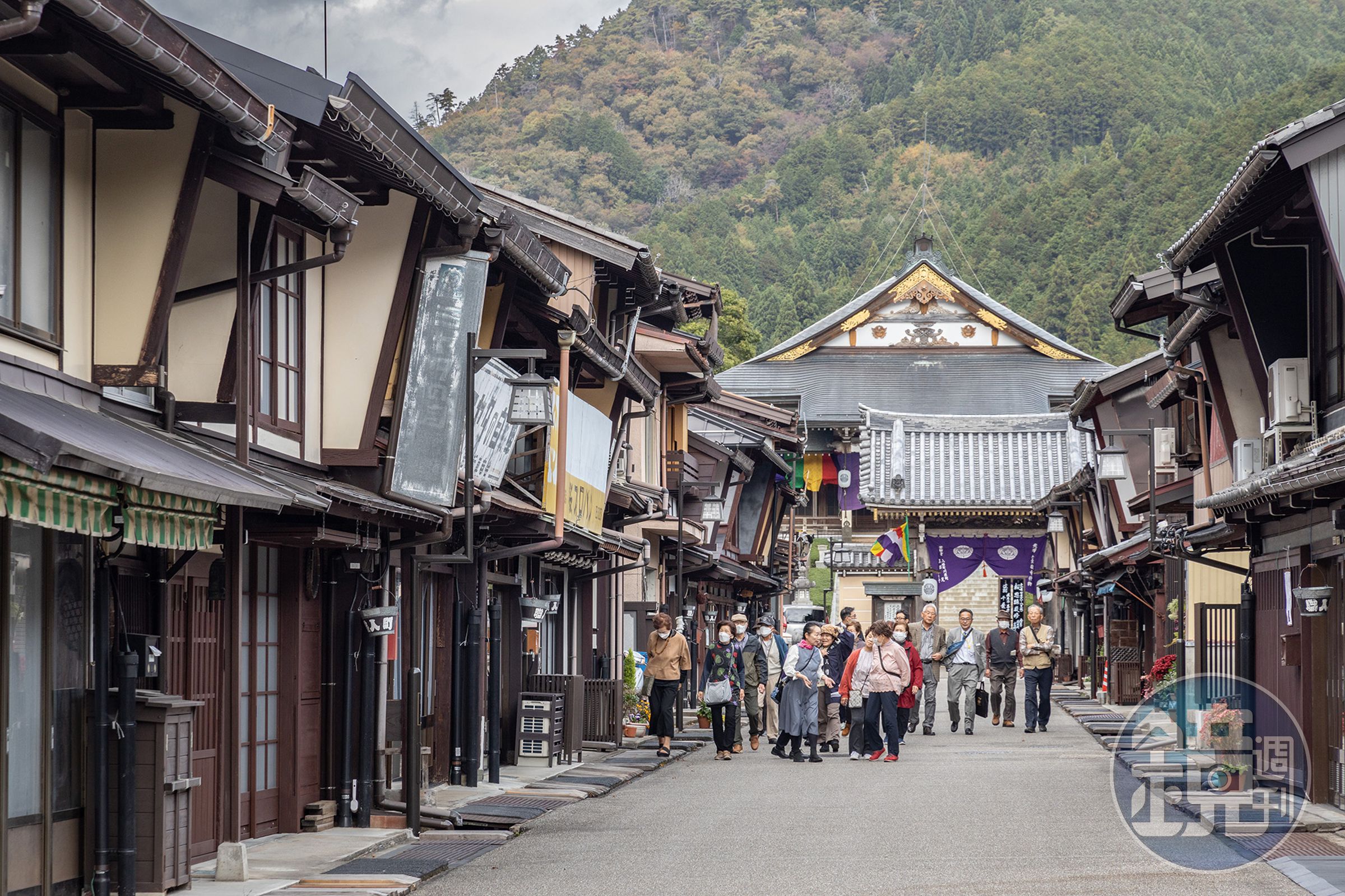 郡上八幡城的城下町還能看見許多保留500年建築形式的町屋。