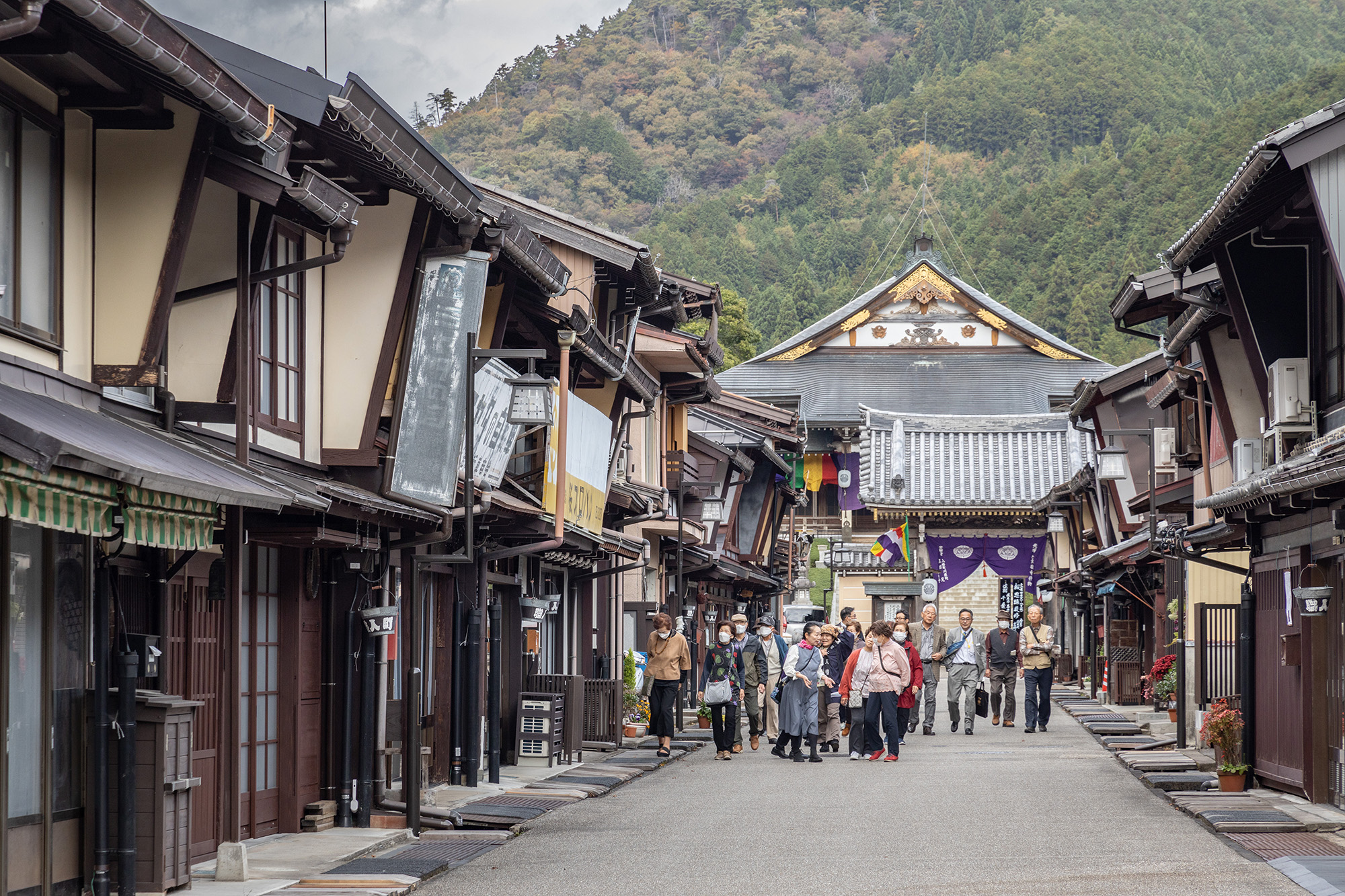 郡上八幡城的城下町還能看見許多保留500年建築形式的町屋。